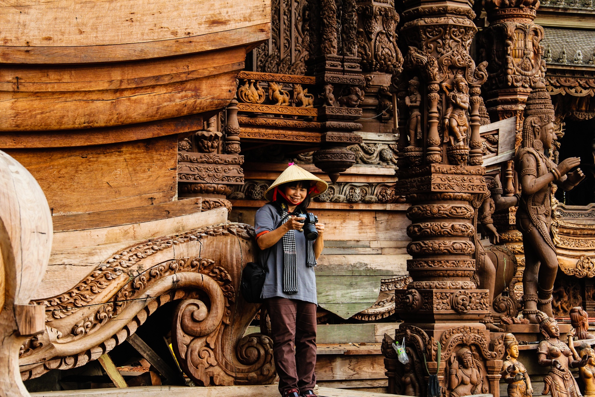 Du khách được một lần đặt chân đến nơi đây cứ ngỡ như mình là vào thế giới tiên phật bất phàm. Để đến khi ra về lòng vẫn còn ngơ ngẩn mãi không thôi. Theo thông tin chia sẻ từ tổng cục Du lịch Thái Lan. Hiện nay lâu đài đã mở cửa tham quan với mức phí là 500 bạt Thái (Khoảng <abbr class=