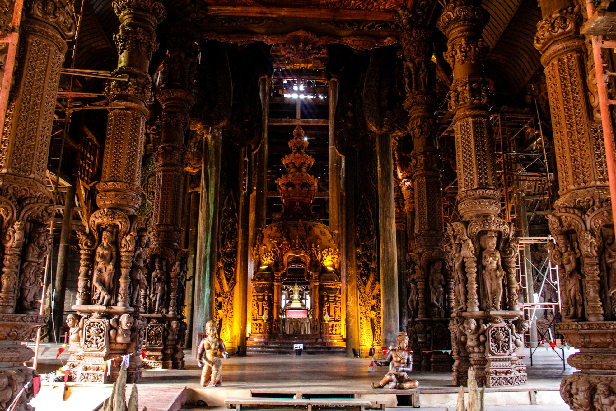 Vào bên trong ngôi đến du khách thật sự choáng ngợp với những cây cột trụ khổng lồ cao hàng chục mét thân nhiều người ôm mới xuể. Trước khung cảnh đầy ký bí và trang nghiêm này trong lòng bổng phát sinh niềm kính ngưỡng vô biên. 
