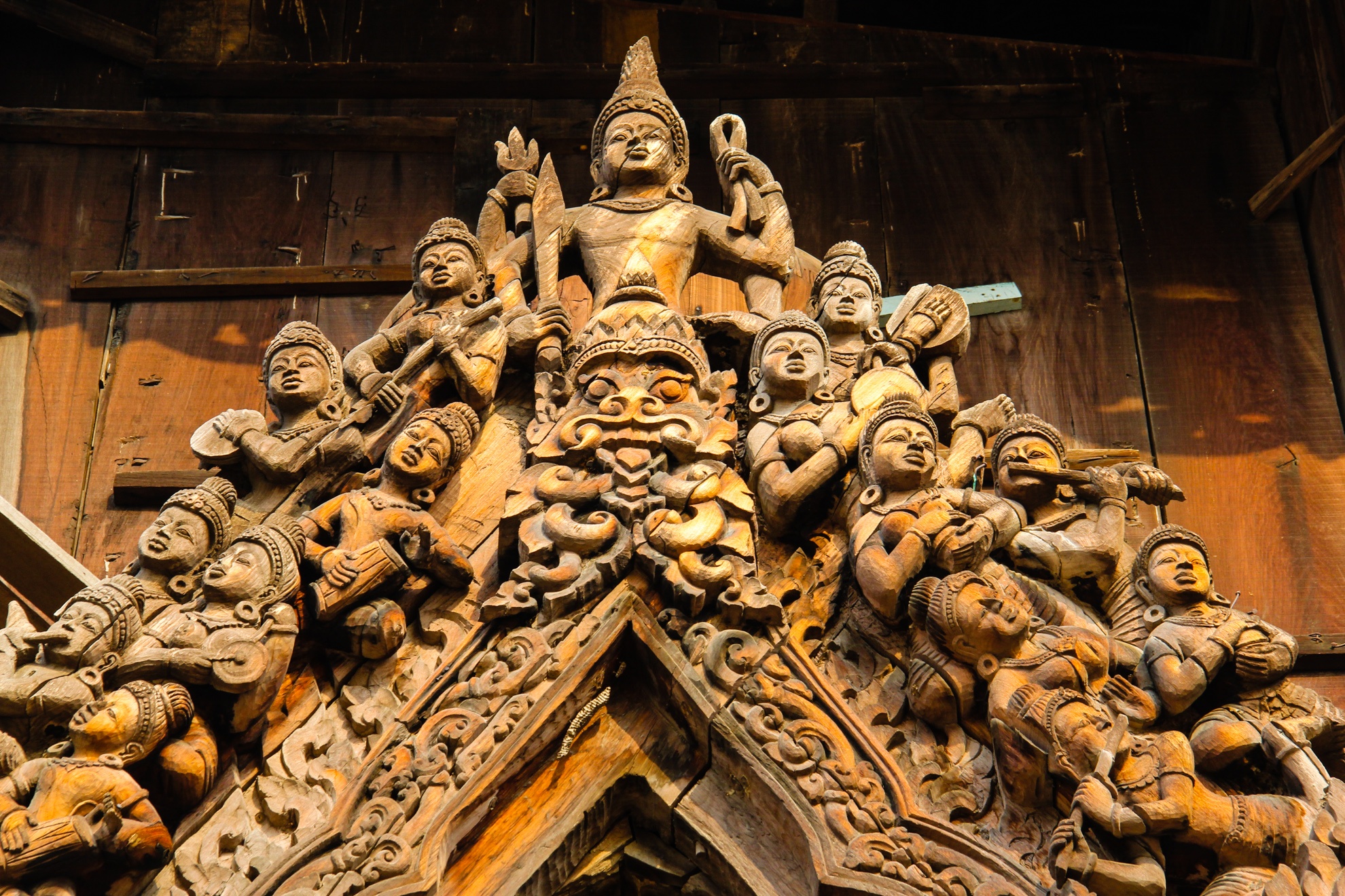 Tất cả cửa ra vào, cột chính, mái mui đều có trang trí bằng họa tiết hoa văn điêu khắc. Ngôi đền có 4 mặt được điêu khắc khắc nhau đại diện cho 4 nền văn hóa lớn ảnh hưởng đến đất nước con người Thái Lan.