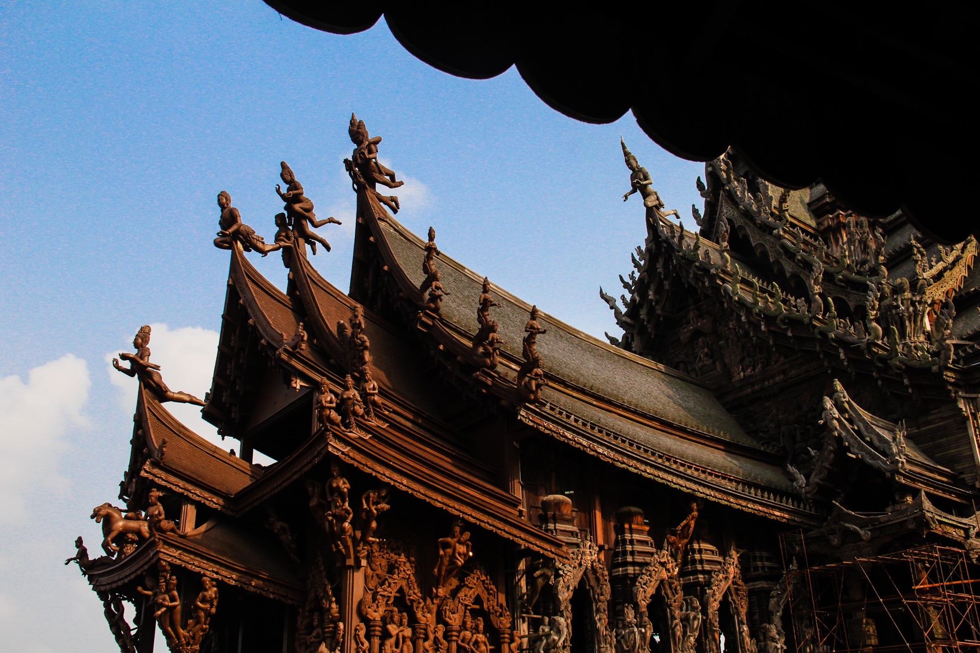 250 người thợ đã làm việc cật lực trong gần 27 năm ròng rã do khối lượng tượng điêu khắc là quá lớn và tỉ mỉ. Các bức tượng được chế tác ngay tại xưởng điêu khắc gần đấy rồi vận chuyển đến vị trí lắp đặt, việc di chuyển các bức tượng lên cao là cả một kỳ công