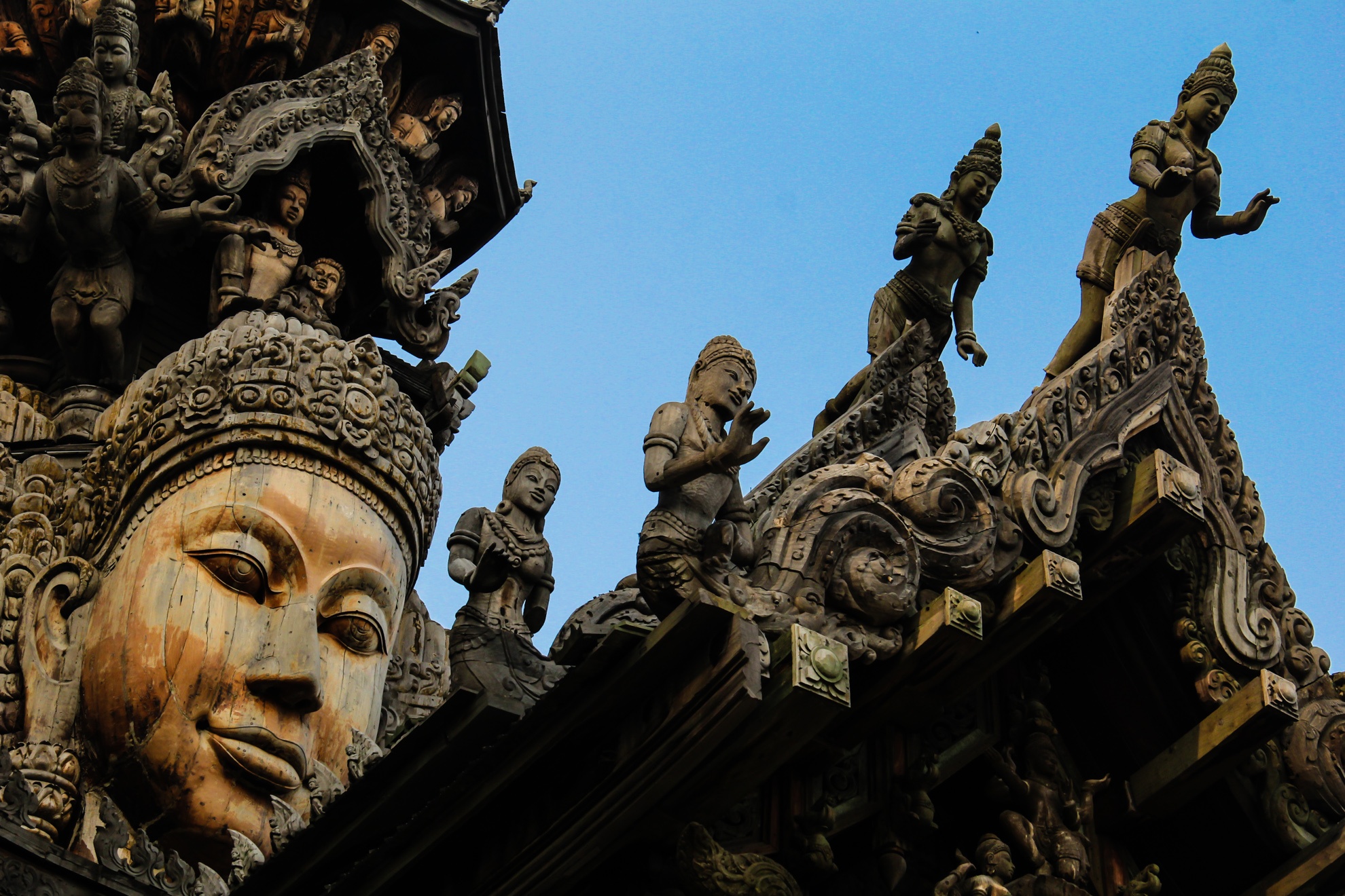 Khuôn mặt nữ thần Siva trnag nghiêm ngự trị trên nóc của cửa vào.