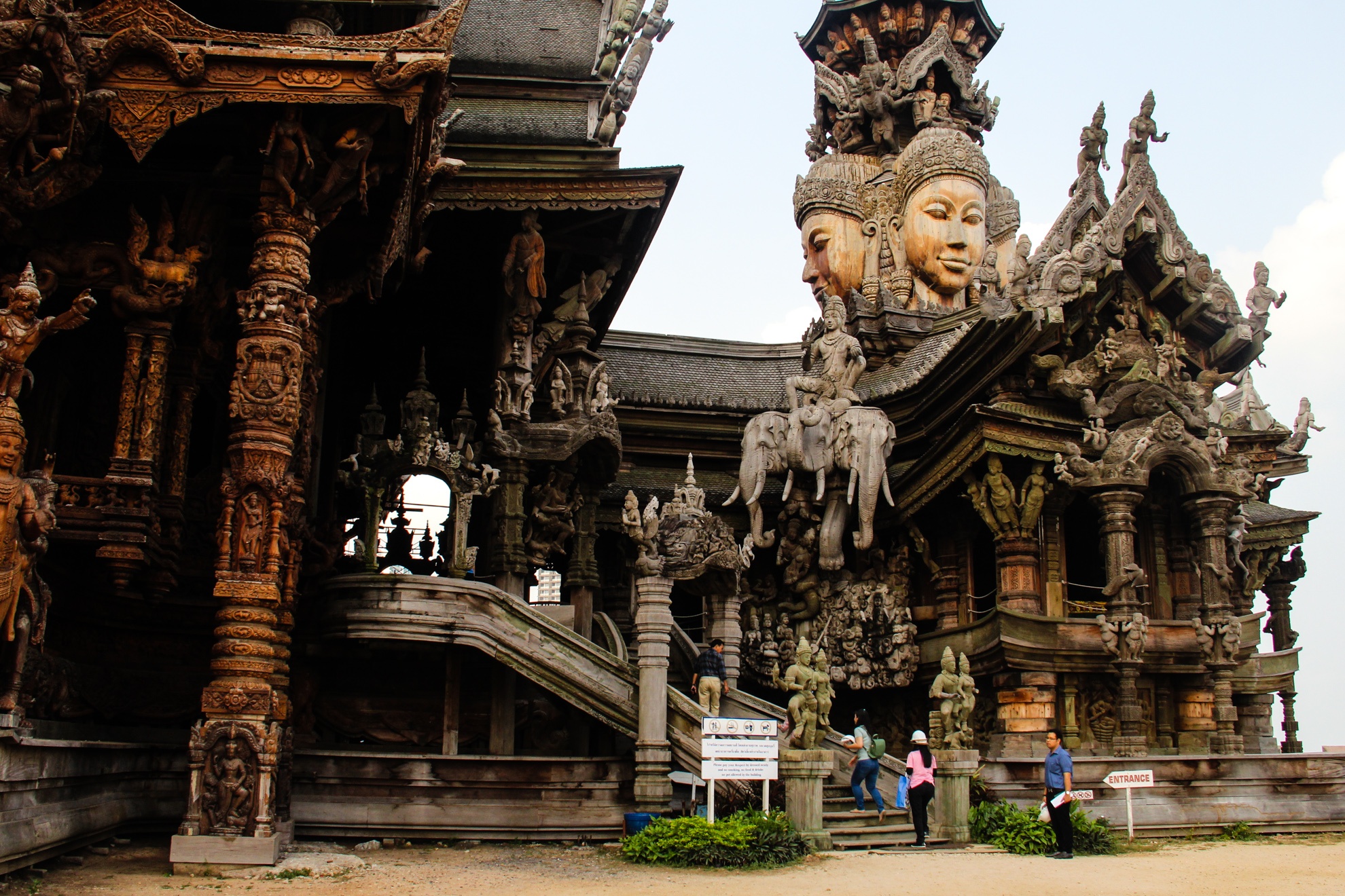 Ngôi đền có 2 lối vào chính phía trước và phía sau mặt hướng ra biển, du khách được hướng dẫn để giày dép bên ngoài, mặc trang phục kín đáo lịch sự trước khi bước vào khám khá thế giới bên trong.