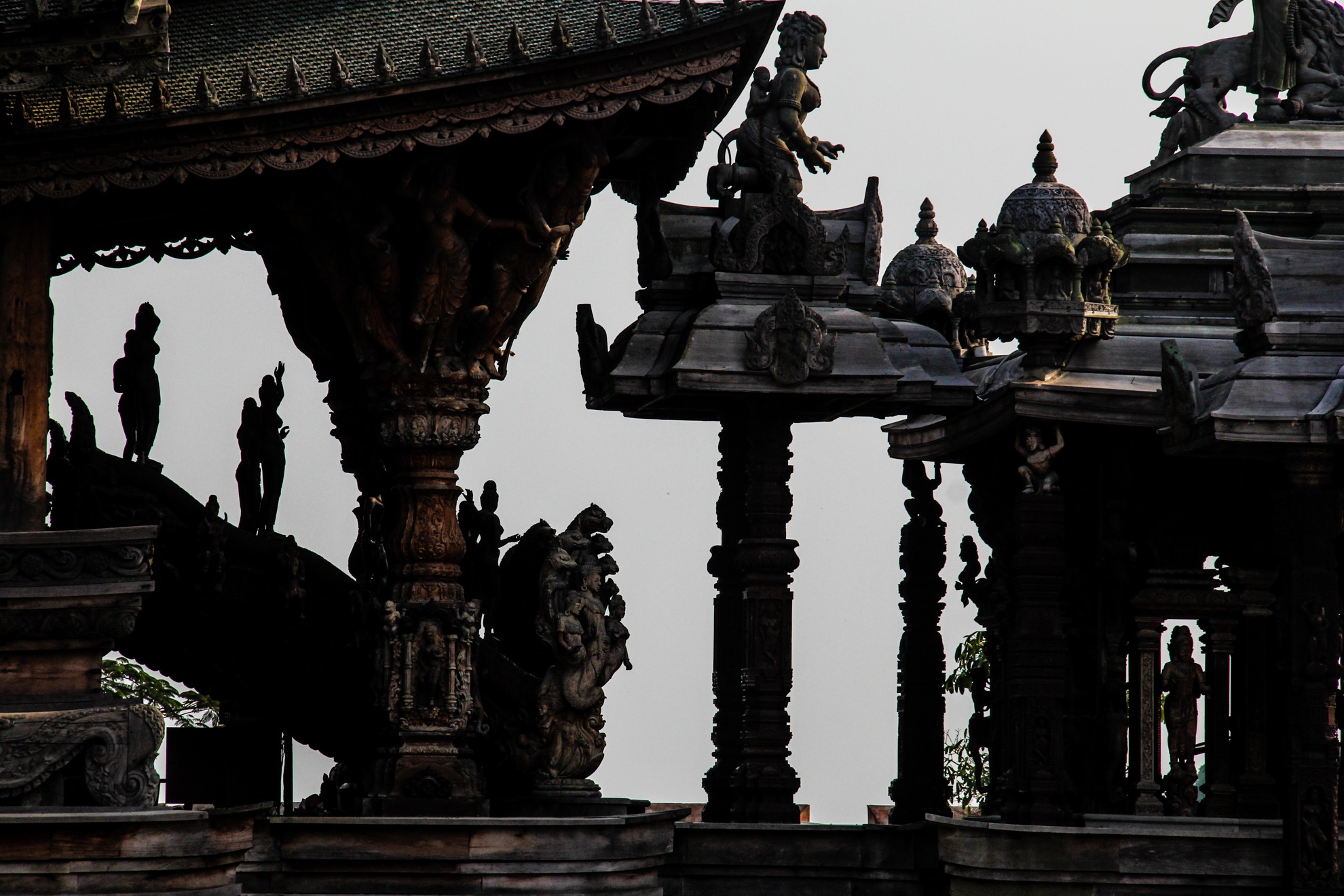 nhưng việc lắp đặt chúng vào đúng vị trí lại càng khó hơn rất nhiều do các bức tượng không dùng đinh để đóng mà ghép bằng mộng, vì thế đòi hỏi độ chính xác gần như tuyệt đối. Ngôi đền cao đến 105 mét, dài 100 mét với tổng diện tích nội cung là  2115m2 còn tổng thể toàn bộ khu vực bao gồm rừng cây, hồ nước, các công trình phụ khác lên đến 12.8 ha. 