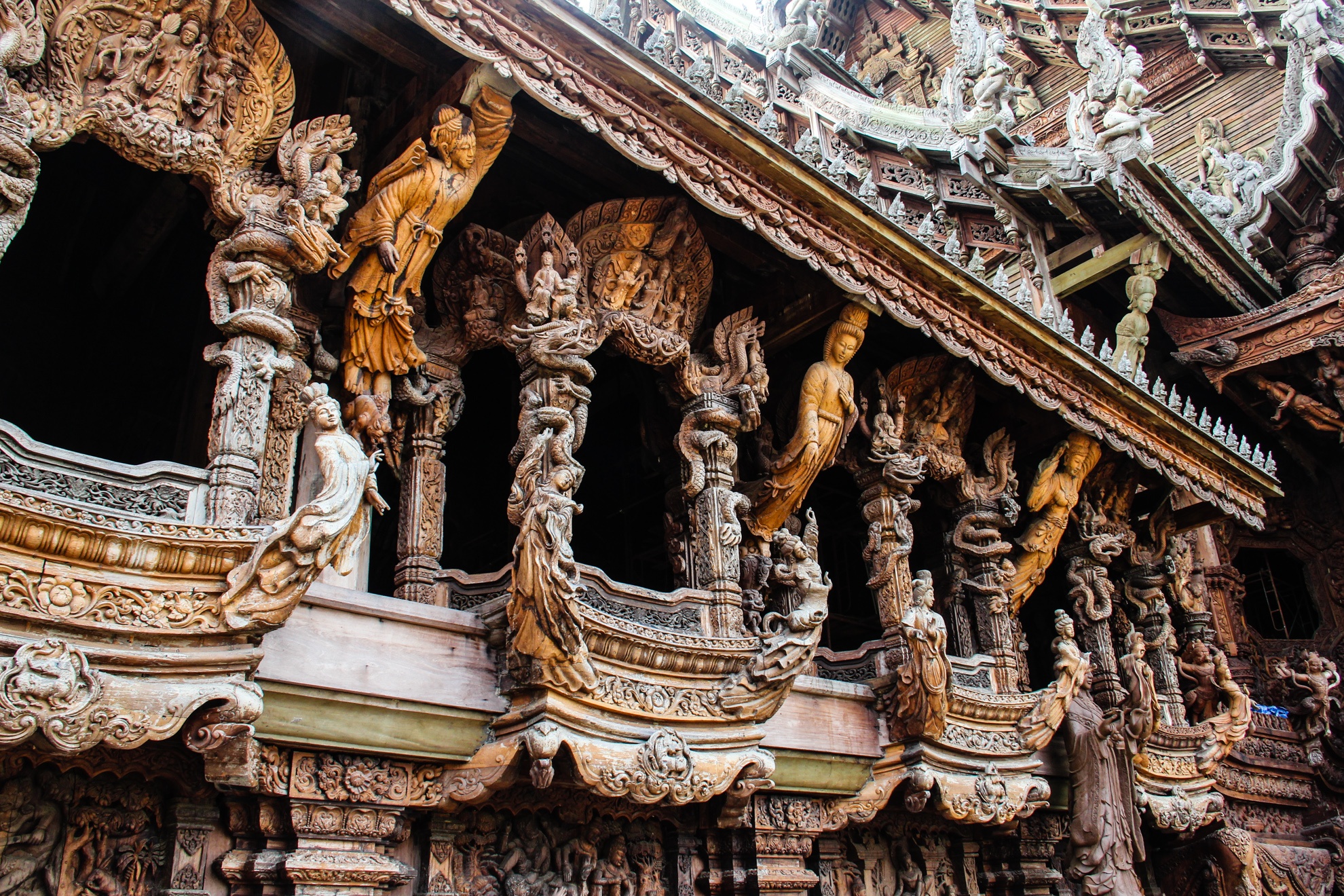 Đó là kiến trúc Thái Lan, Cambodia, Ấn Độ và Trung hoa. Nếu như ở mặt này kiến trúc Trung Hoa đậm nét thì mặt khác lại là sự hoành tráng mang dáng dấp một Angkor của Thái Lan, hay những vị thần huyền thoại đầy quyền lực của Ấn Độ.