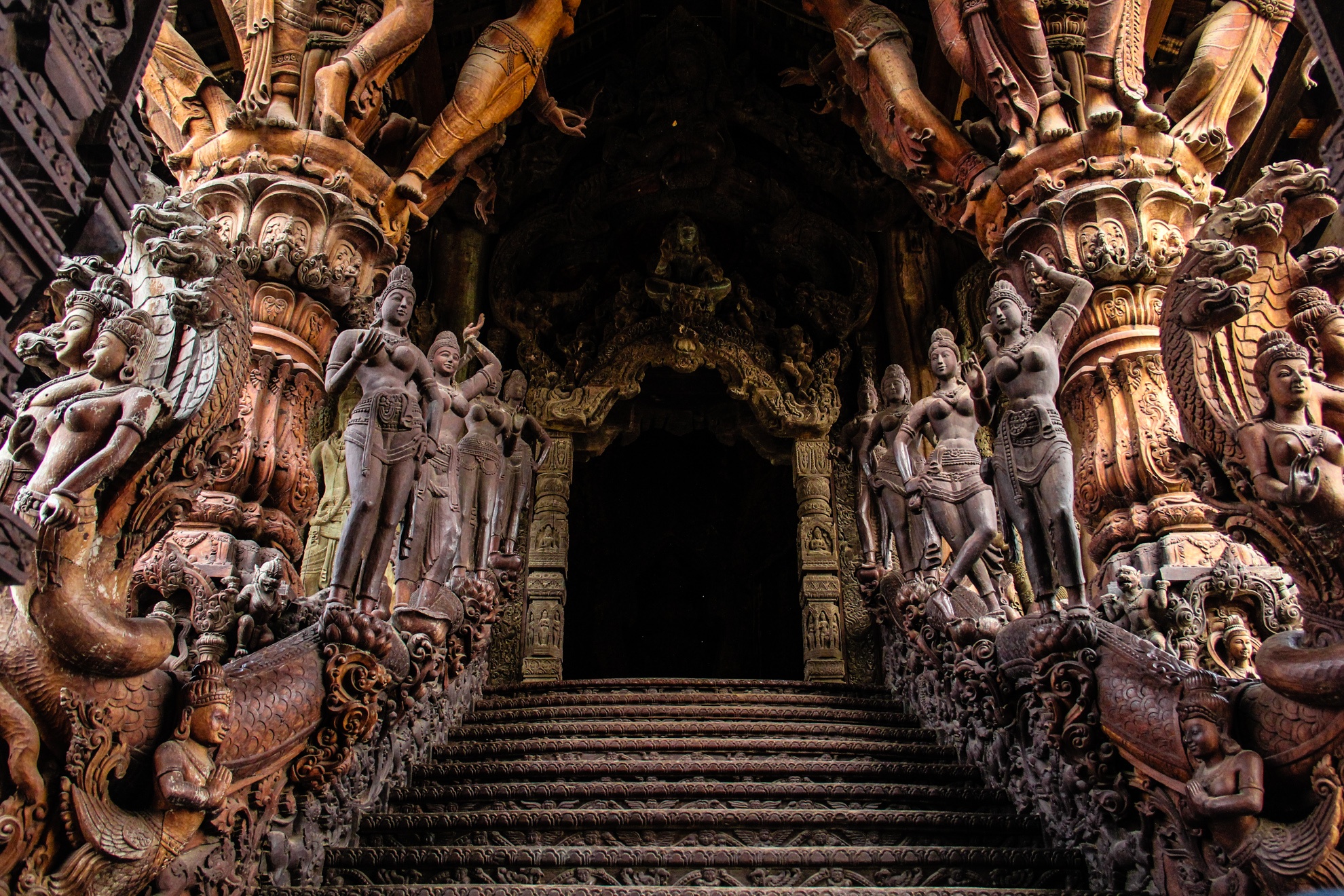 Lối vào mặt trước ngôi đền, cực kỳ kỳ bí với muôn tượng thần cùng các họa tiết điêu khác đậm văn hoá Thái cho du khách cảm giác như bước vào một thế giới thần thoại mà chỉ được nhắc đến trong truyền thuyết.