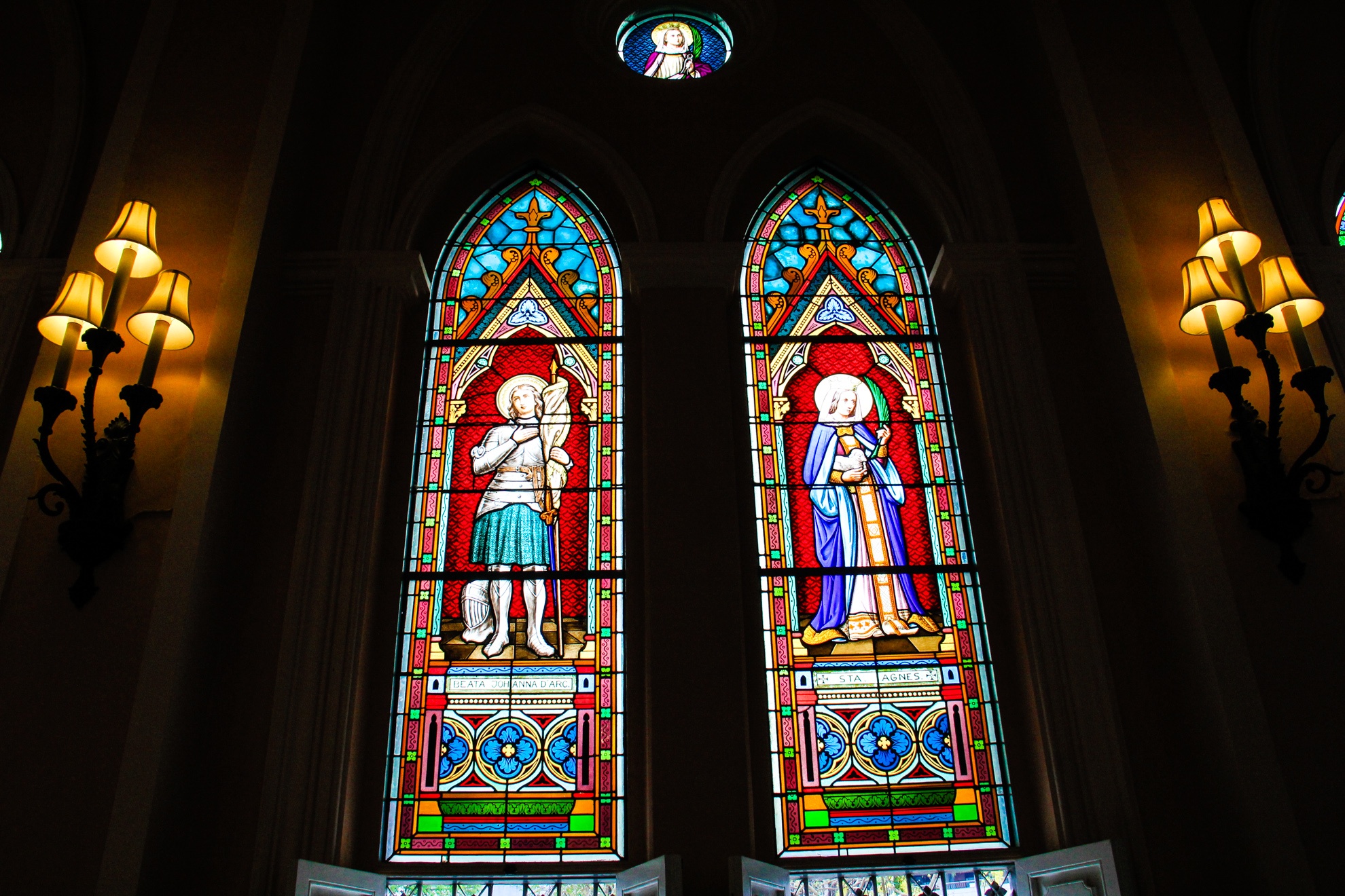 Những tấm kính màu lớn hoa lệ sặc sỡ trang trí quanh nhà thờ được cho là nhập trực tiếp từ nước Pháp. Trải qua hàng trăm năm vẫn giữ nguyên độ bền và màu sắc như thuở ban đầu.