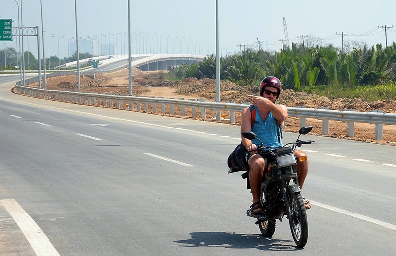 Xe may phot lo bien cam tren cao toc hien dai nhat Viet Nam hinh anh