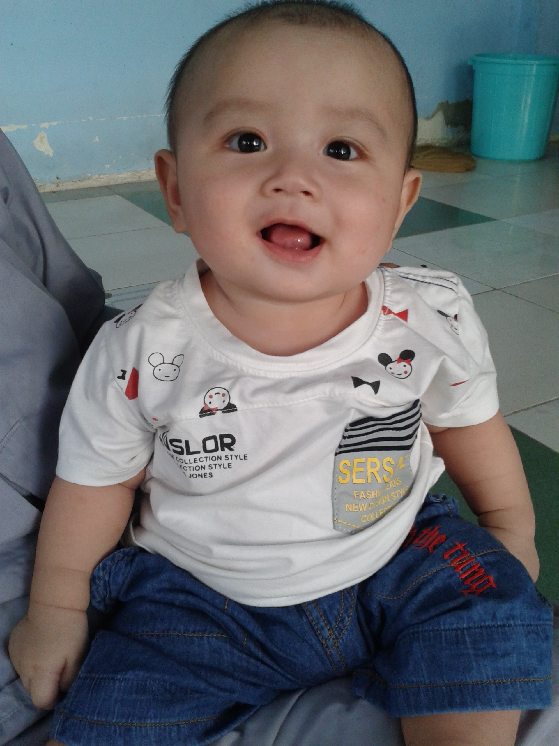 Bé Minh Hậu được nuôi dưỡng tại chùa đã gần 5 tháng qua. (Hình ảnh do nhà chùa cung cấp)