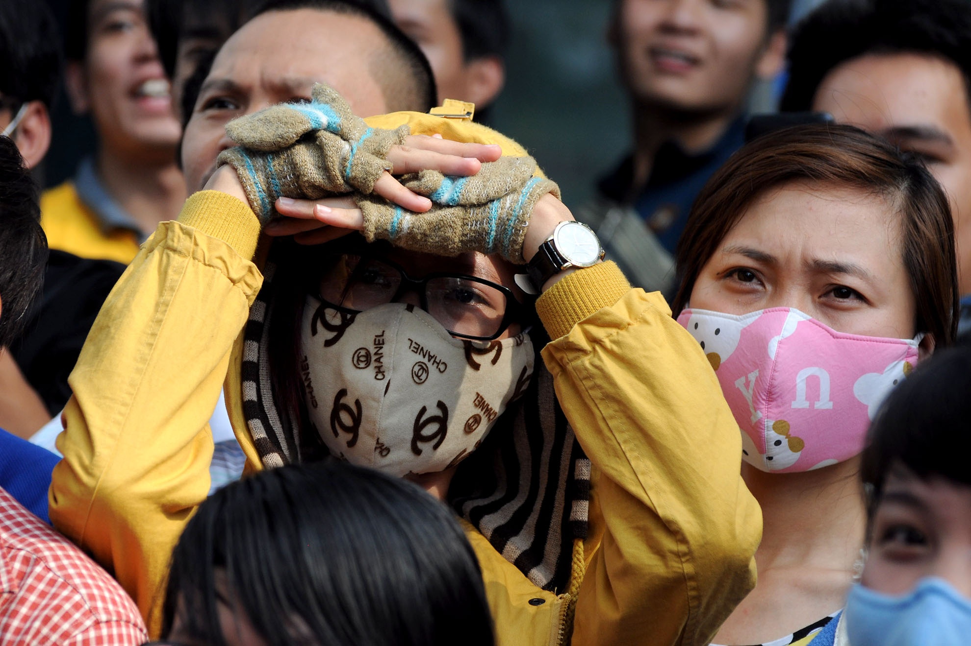 Nhiều khán giả nữ hâm mộ cũng xếp hàng trước phòng vé để hi vọng mua được vé.