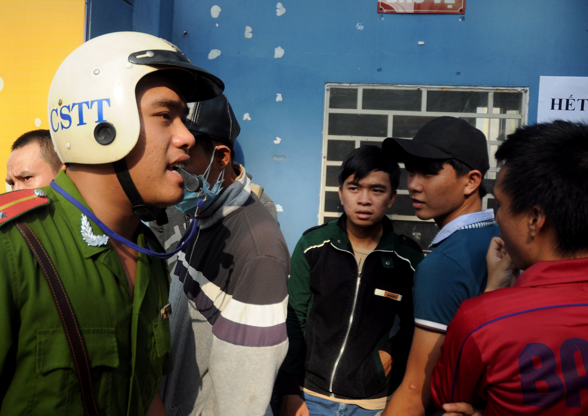 lực lượng công an được huy động đến để ổn định trật tự khi người hâm mộ kéo đến ngày càng đông trước phòng vé SVĐ Thống Nhất.