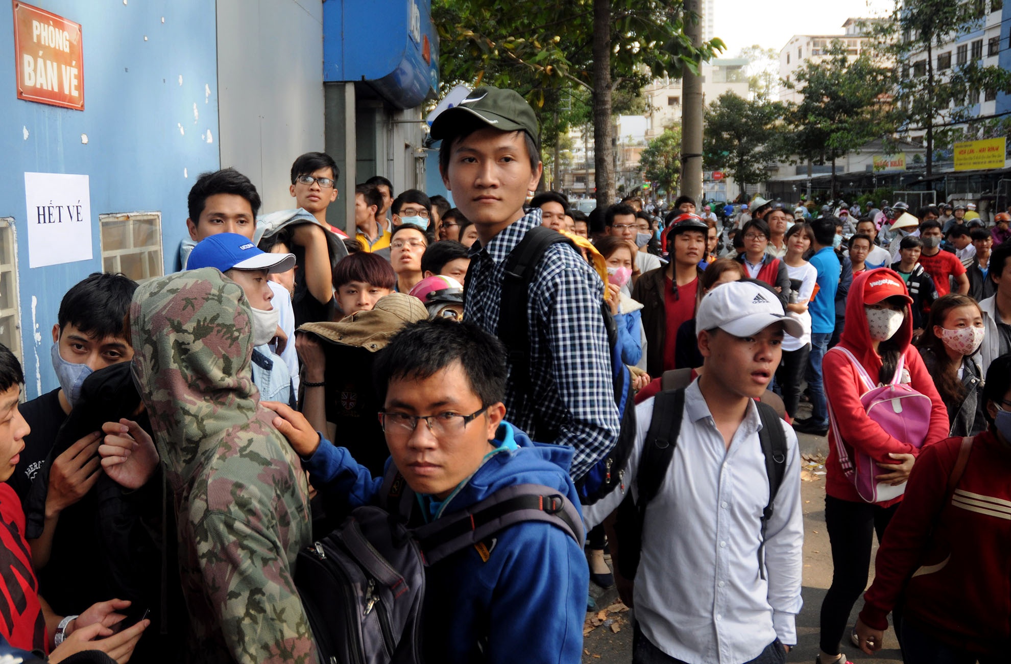 Chiều 13-3, hàng trăm người hâm mộ xếp hàng trước phòng vé sân Thống Nhất để mua vé xem đội tuyển Olympic VN thi đấu. Tuy nhiên, phòng vé đóng cửa thông báo hết vé dù trước đó người hâm mộ nhận được thông tin sẽ bán vé vào 15h30.