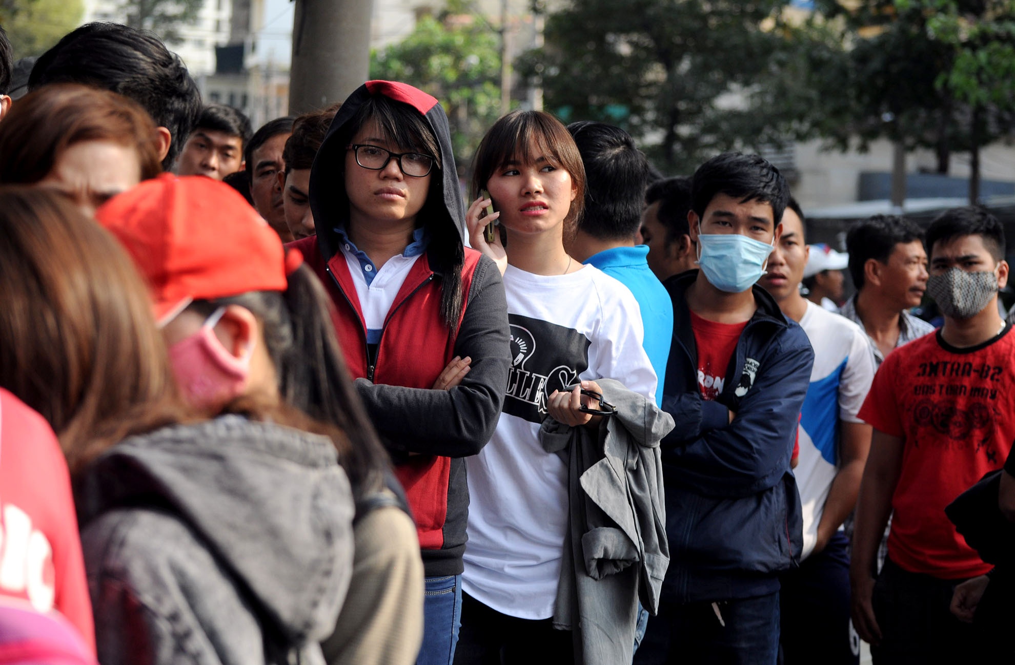 Dòng người xếp hàng dài đợi hi vọng mua được một tấm vé, nhưng phòng vé không bán cũng không cử người ra thông báo để người dân ra về.