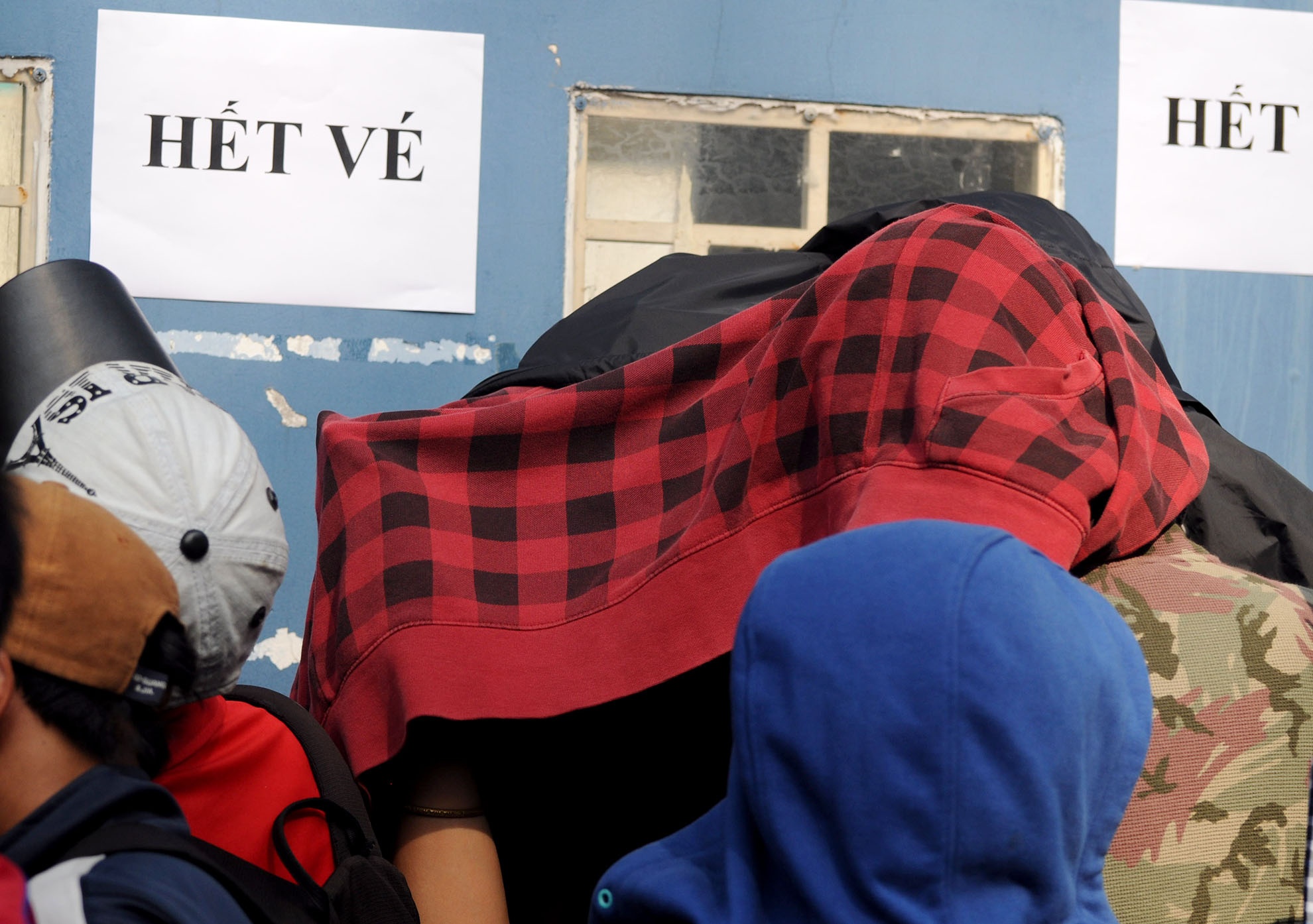 Nhiều người đến từ đầu giờ chiều, đứng dưới trời nắng để chờ đợi mua vé