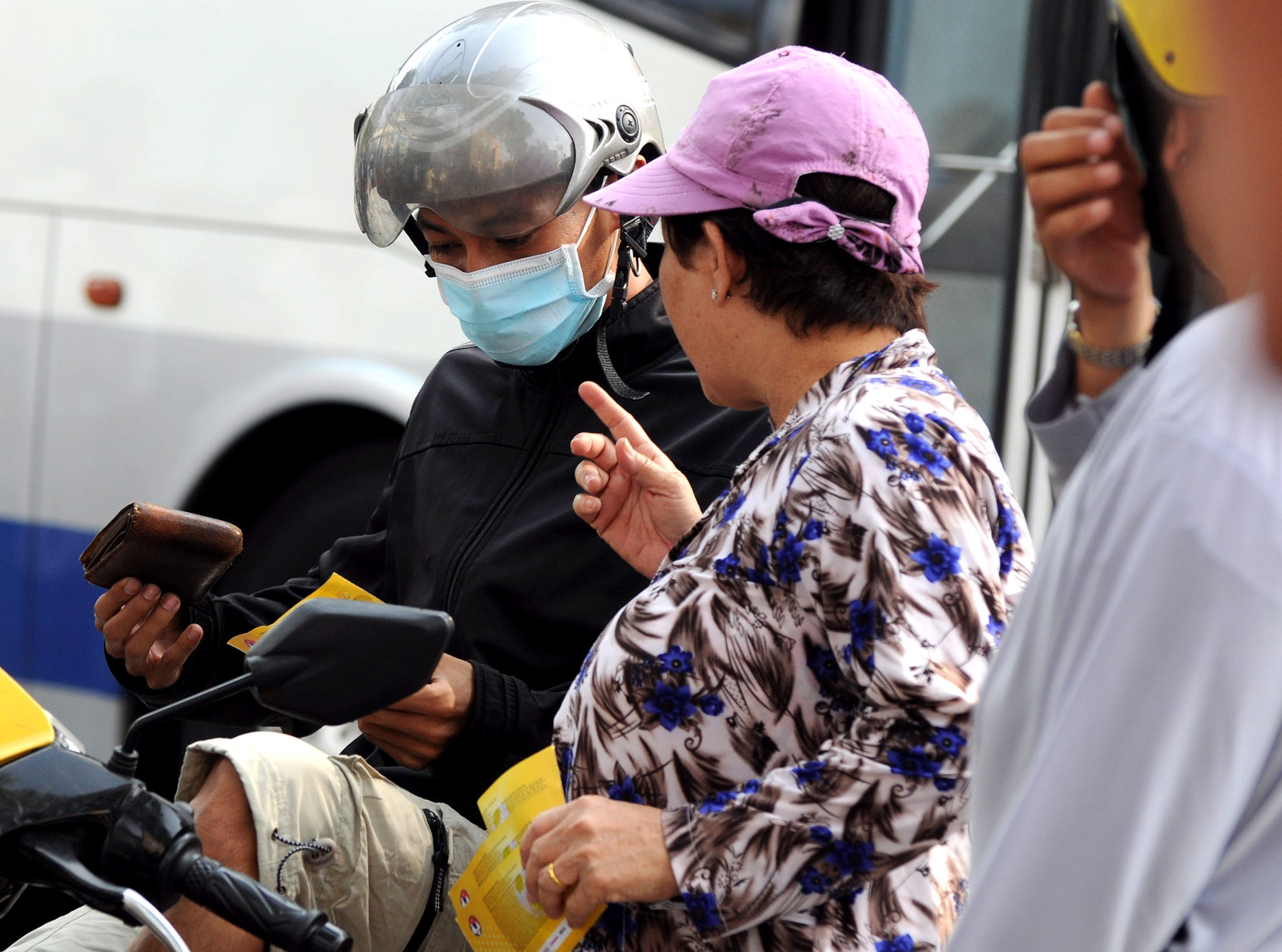 Giá vé của khán đài A4-A5 được dân phe vé bán 200.000 đồng, các khán đài còn lại giá 150.000 đồng.