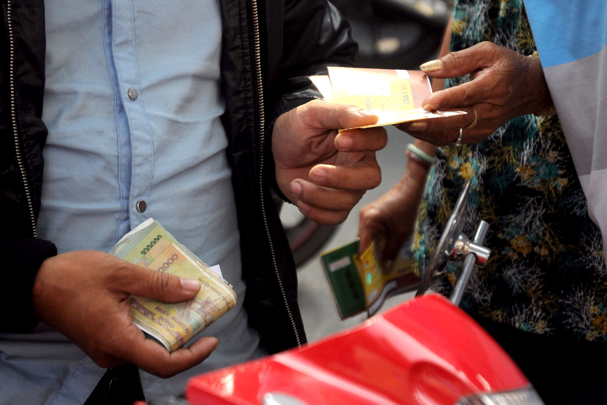 Anh Tuấn, nhà ở quận 10 cho biết, chấp nhận mua vé chợ đen với giá cao gấp đôi để vào ủng hộ các cầu thủ thi đấu.