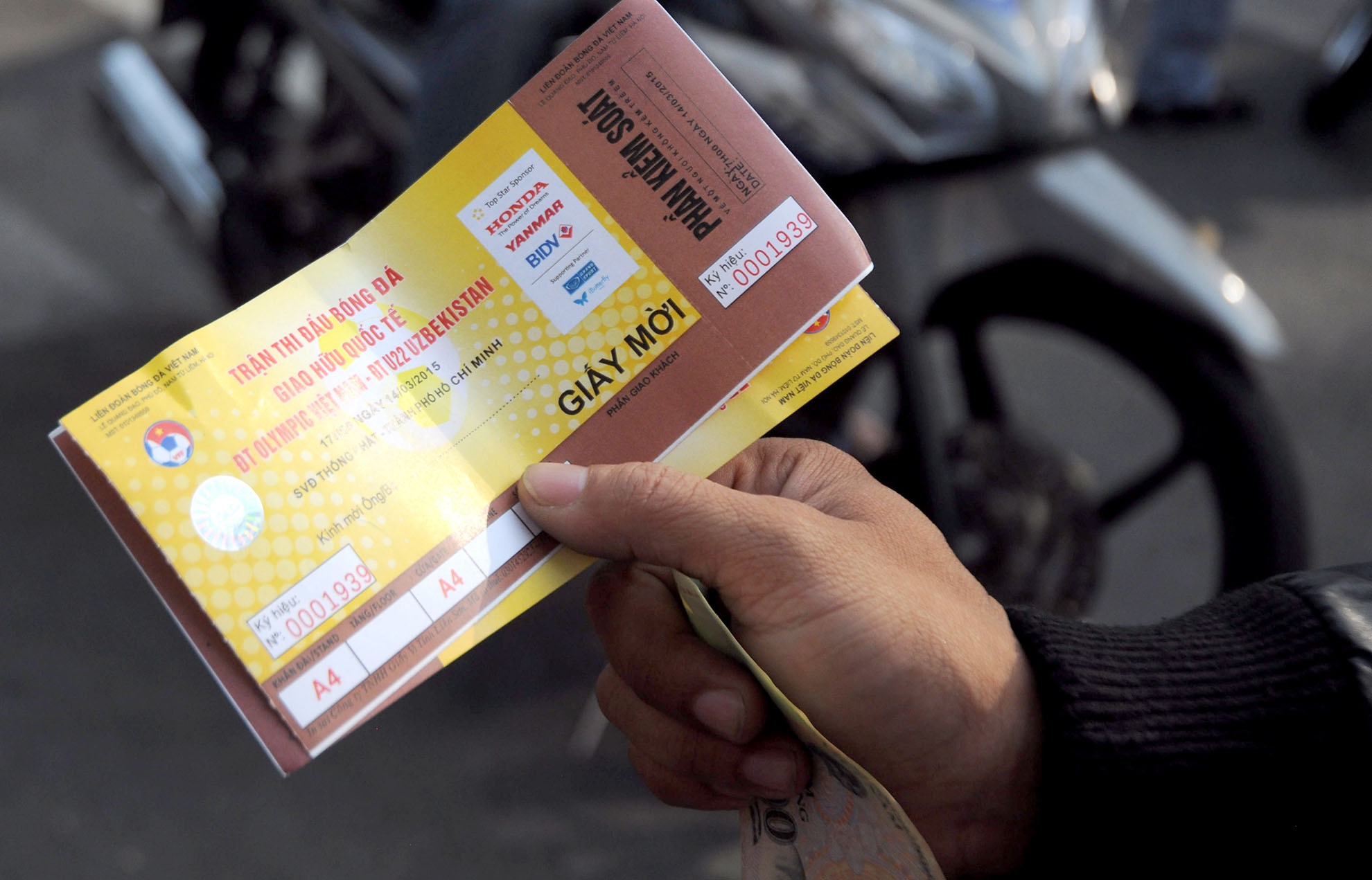 Một khán giả mua được vé mời được dân phe vé bán lại với giá 450.000/cặp.