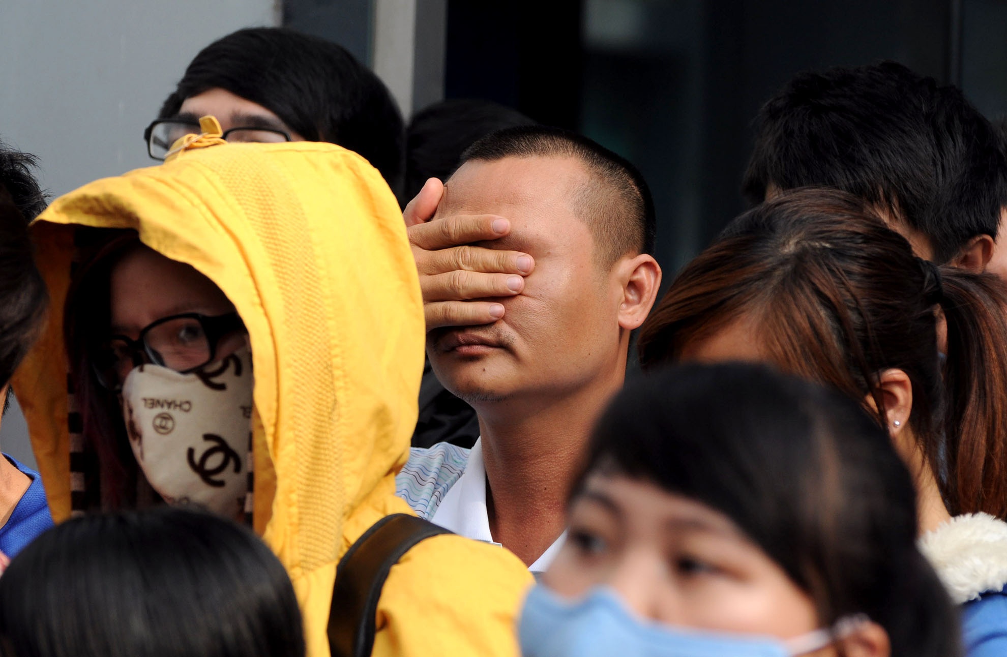 Anh Thắng (nhà quận 11) mệt mỏi xếp hàng chờ đợi để mua vé. “Tôi nghe thông báo chiều nay bán vé, nhưng xếp hàng chờ đợi không thấy ai bán hết”.