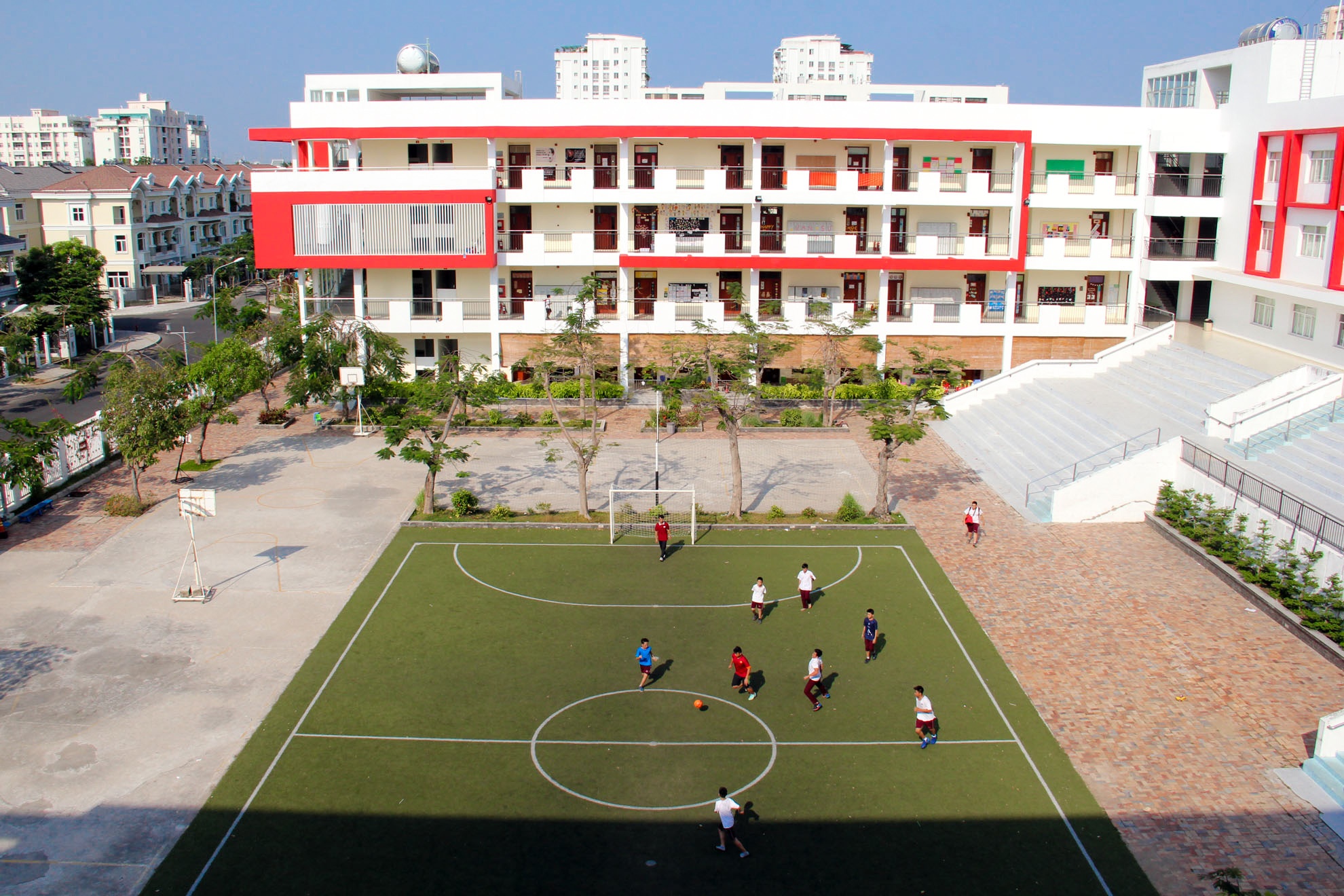 Ngoi truong hien dai noi nu sinh bi danh se nhap hoc hinh anh