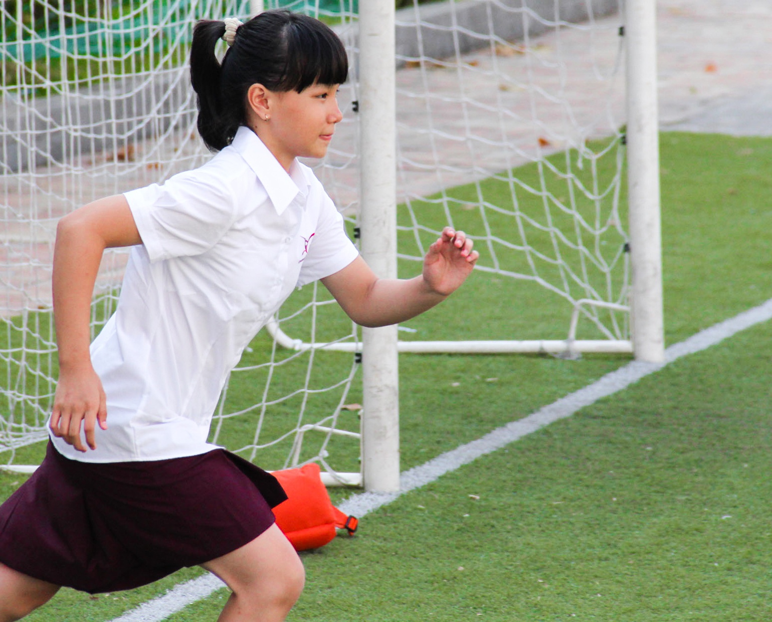 Nu sinh bi danh tu tin hoa nhap o truong moi hinh anh