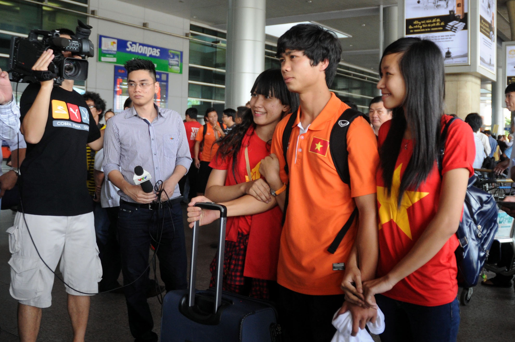 CDV chao don U23 Viet Nam tai san bay Tan Son Nhat hinh anh