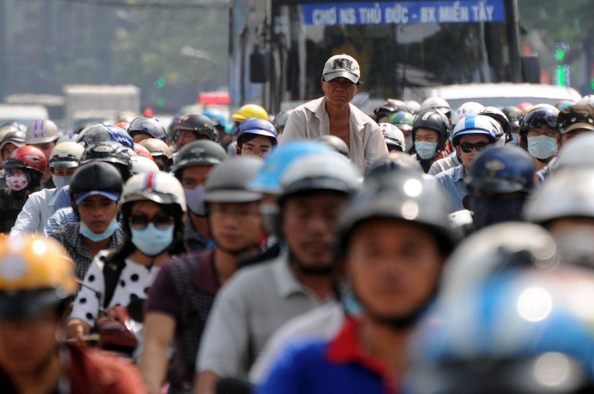 Dong nguoi chon chan giua nang nong o Sai Gon hinh anh