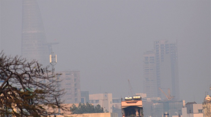 Thap cao nhat Sai Gon chim trong suong mu bat thuong hinh anh