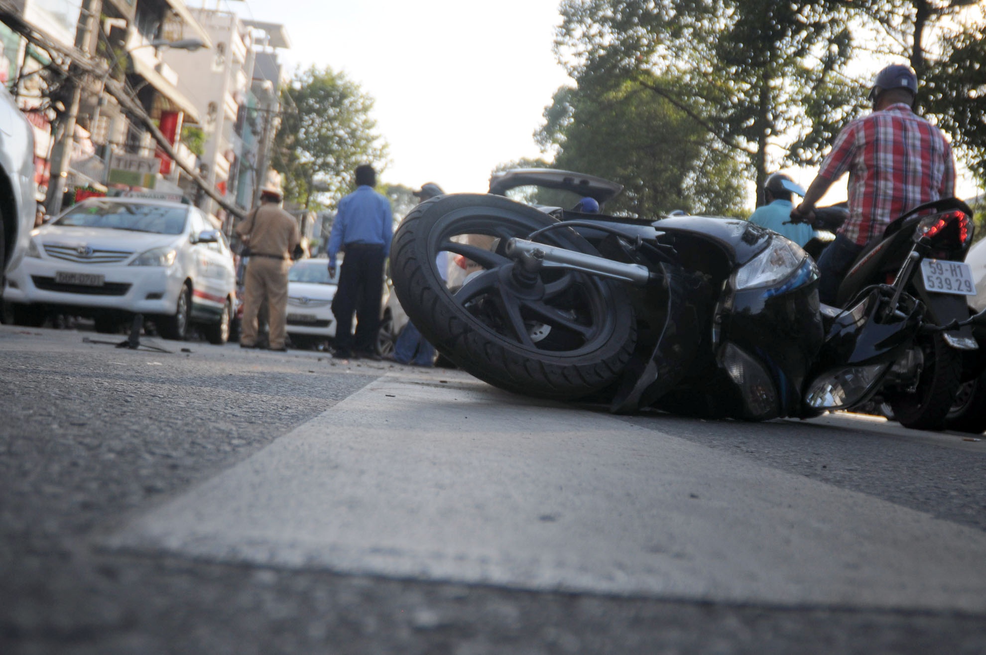 3 oto tong lien hoan, mot phu nu nhap vien hinh anh