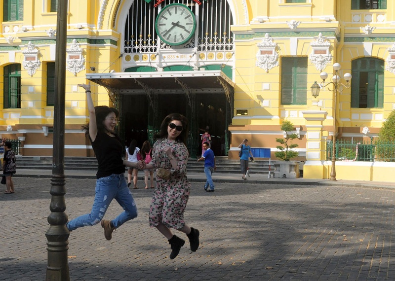 Nguoi Sai Gon tao dang voi ao moi cua buu dien 130 tuoi hinh anh