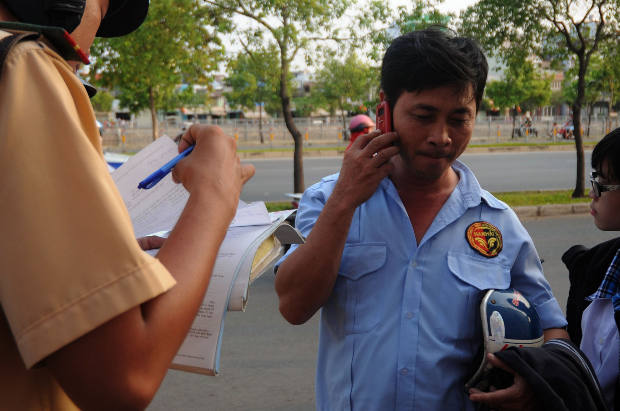 Phu huynh cho con dau tran goi dien cau cuu khi bi dung xe hinh anh