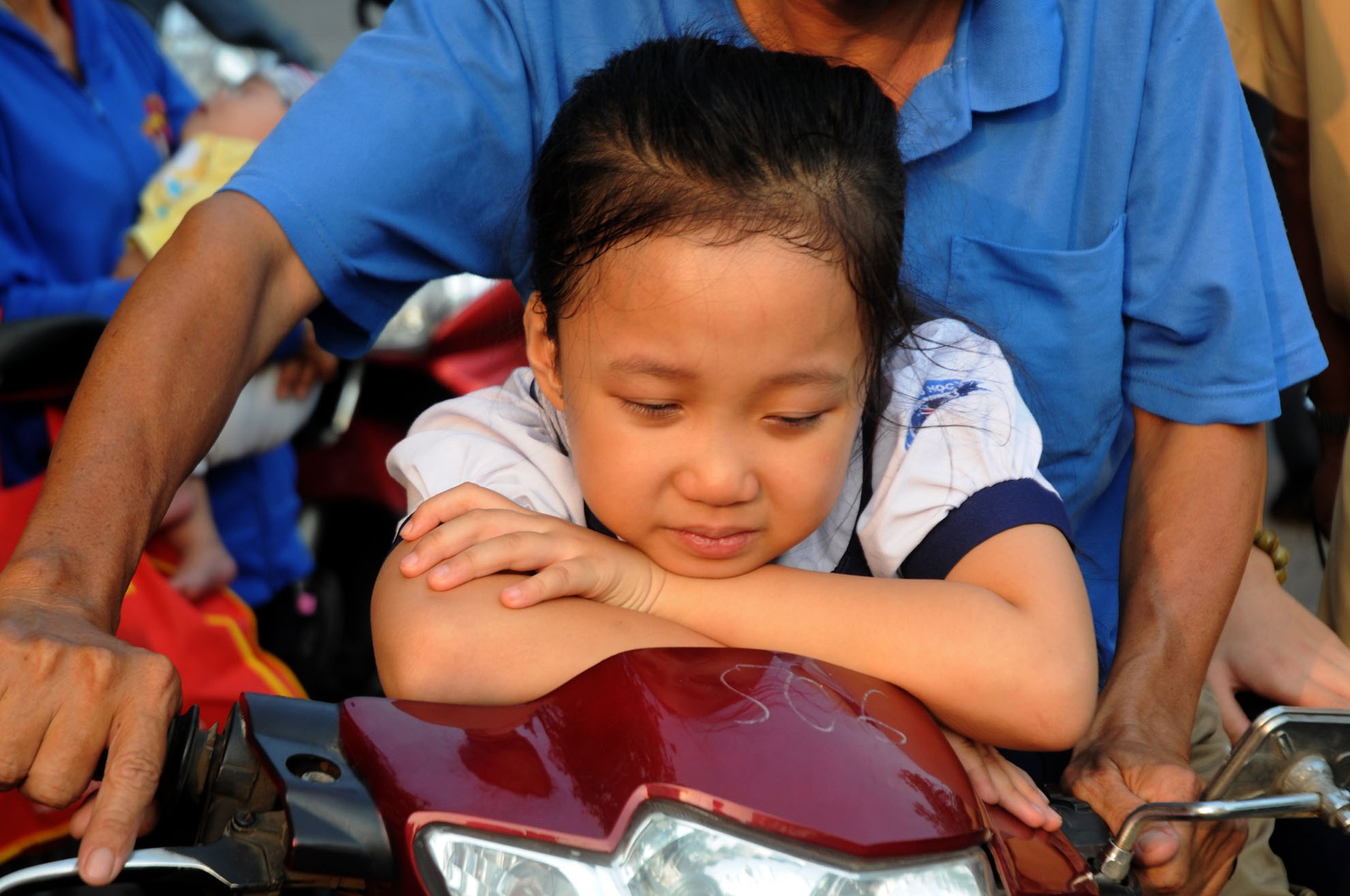 Tre em 'meu mao' khi bat ngo bi dung xe thoi phat hinh anh