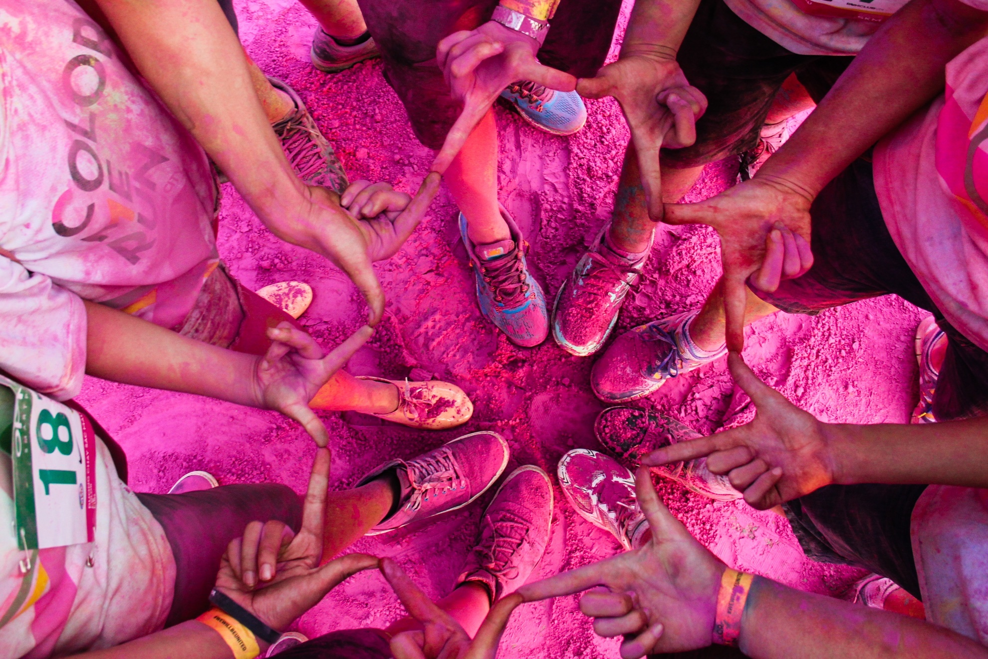 12.000 nguoi trai nghiem duong chay sac mau dai 5 km hinh anh