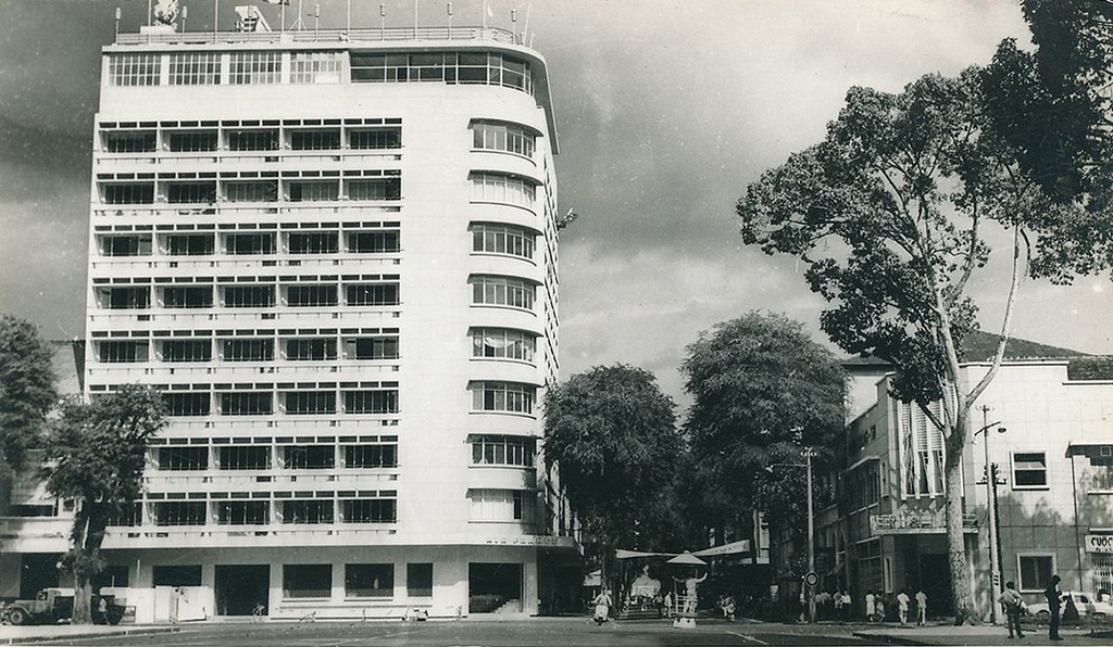 Với 10 tầng, cao nhất trong các khách sạn thời đó, Caravelle có đầy đủ trang thiết bị hiện đại, tiện nghi như điều hòa, bể bơi, sàn lát đá cẩm thạch nhập từ Italy. Đặc biệt, cửa sổ khách sạn được lắp kính chống đạn. Ảnh tư liệu.