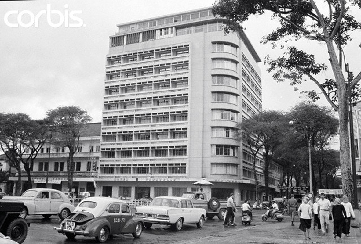 Caravelle là một trong những khách sạn sang trọng cao tầng đầu tiên của Sài Gòn, được xây dựng năm 1957, khai trương năm 1959 bởi các nhà đầu tư Air France và chính phủ Úc.