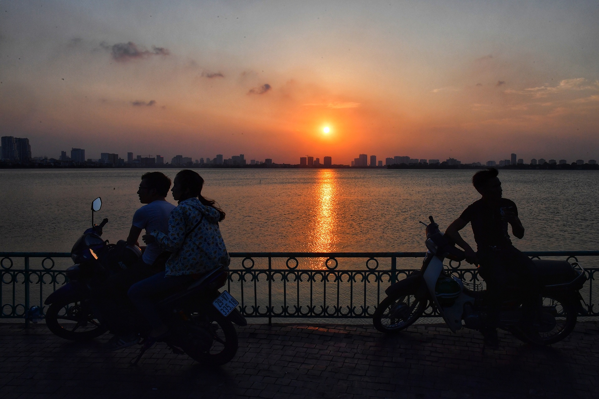 san anh hoang hon tren ho Tay anh 8