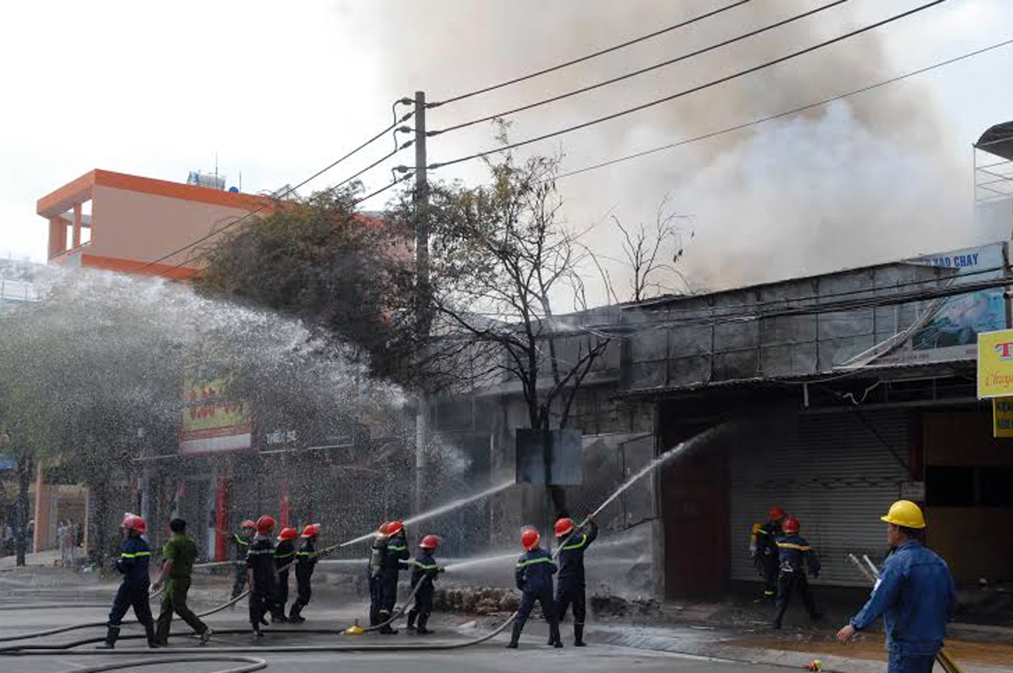 100 canh sat dap dam chay tiem hoa chat o Sai Gon hinh anh