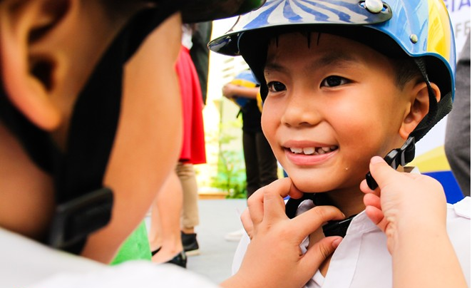 Dai su Thuy Dien tang mu bao hiem cho hoc sinh tieu hoc hinh anh