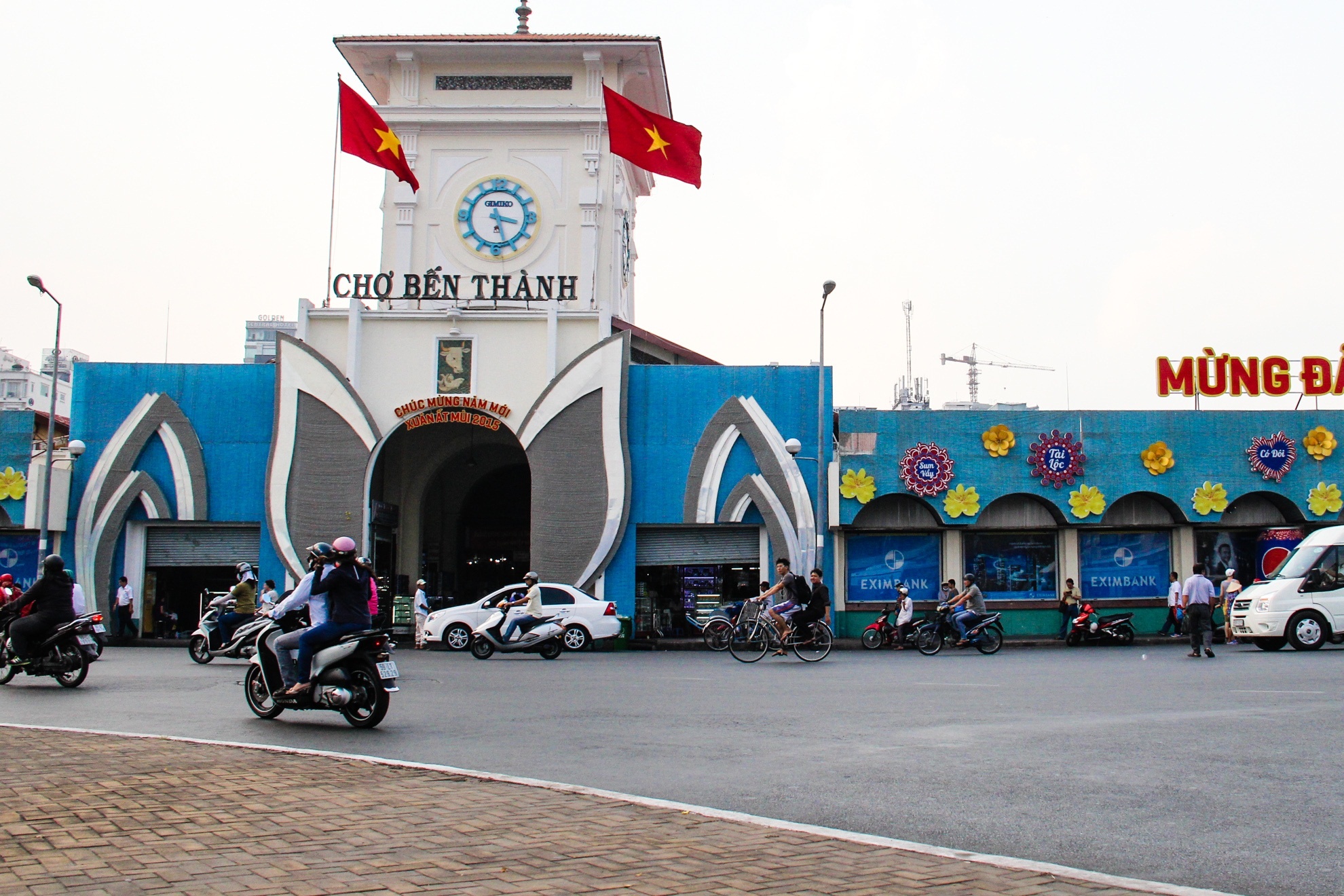 Chợ Bến Thành ban đầu được xây bằng gạch, sườn gỗ lợp mái tranh, năm 1958 Pháp đánh chiếm Gia Định đốt phá chợ sau đó năm 1960 xây lại. Do thời điểm đó trước chợ có con kinh nhỏ ghe thuyền thường đậu vào lên bờ giao thương nên chợ được gọi là Bến Thành (dưới bến trên thành). Năm 1912 thì người Pháp xây lại chợ mới kiên cố như kiến trúc ngày nay. Lễ ăn mừng chợ khánh thành được báo chí thời đó gọi là 