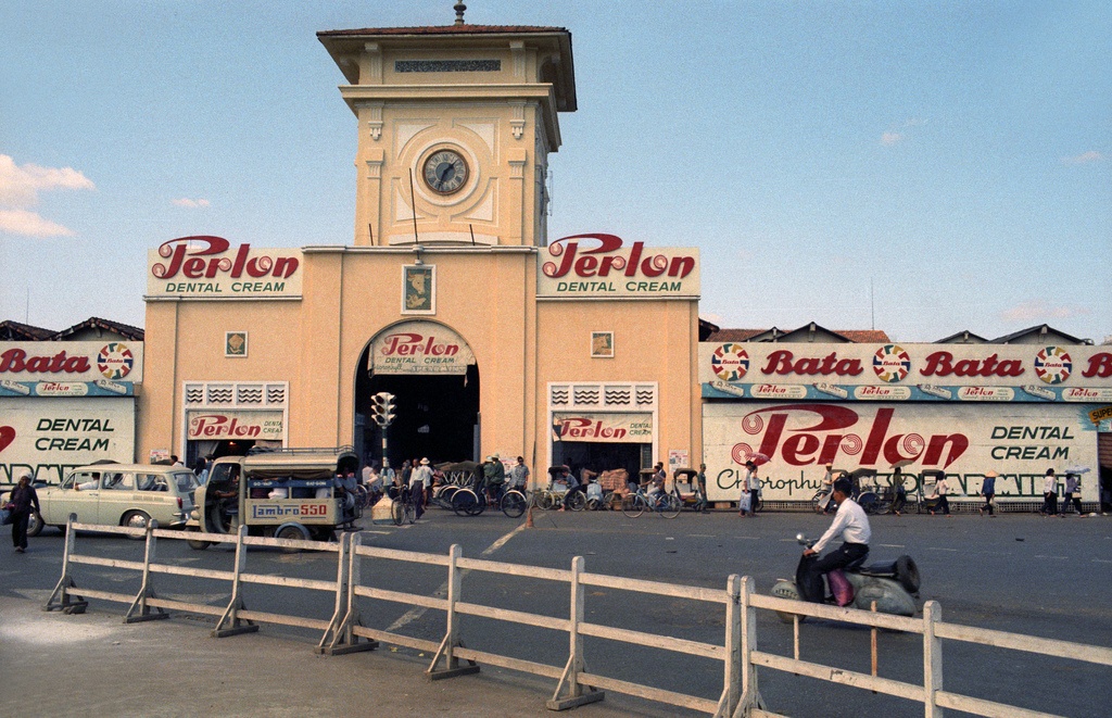 Chợ Bến Thành ban đầu được xây bằng gạch, sườn gỗ lợp mái tranh, năm 1958 Pháp đánh chiếm Gia Định đốt phá chợ sau đó năm 1960 xây lại. Do thời điểm đó trước chợ có con kinh nhỏ ghe thuyền thường đậu vào lên bờ giao thương nên chợ được gọi là Bến Thành (dưới bến trên thành). Năm 1912 thì người Pháp xây lại chợ mới kiên cố như kiến trúc ngày nay. Lễ ăn mừng chợ khánh thành được báo chí thời đó gọi là 