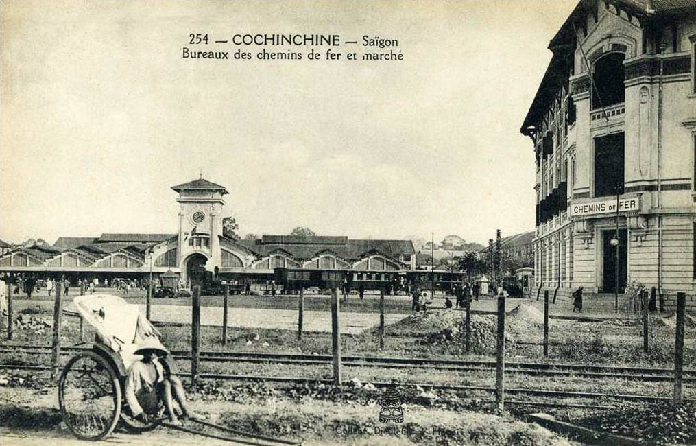 Một góc Bến xe hỏa xa ngày xưa phía trước công viên Diên Hồng. Tòa nhà bên phải nay là Công ty Vận tải đường sắt Việt Nam.