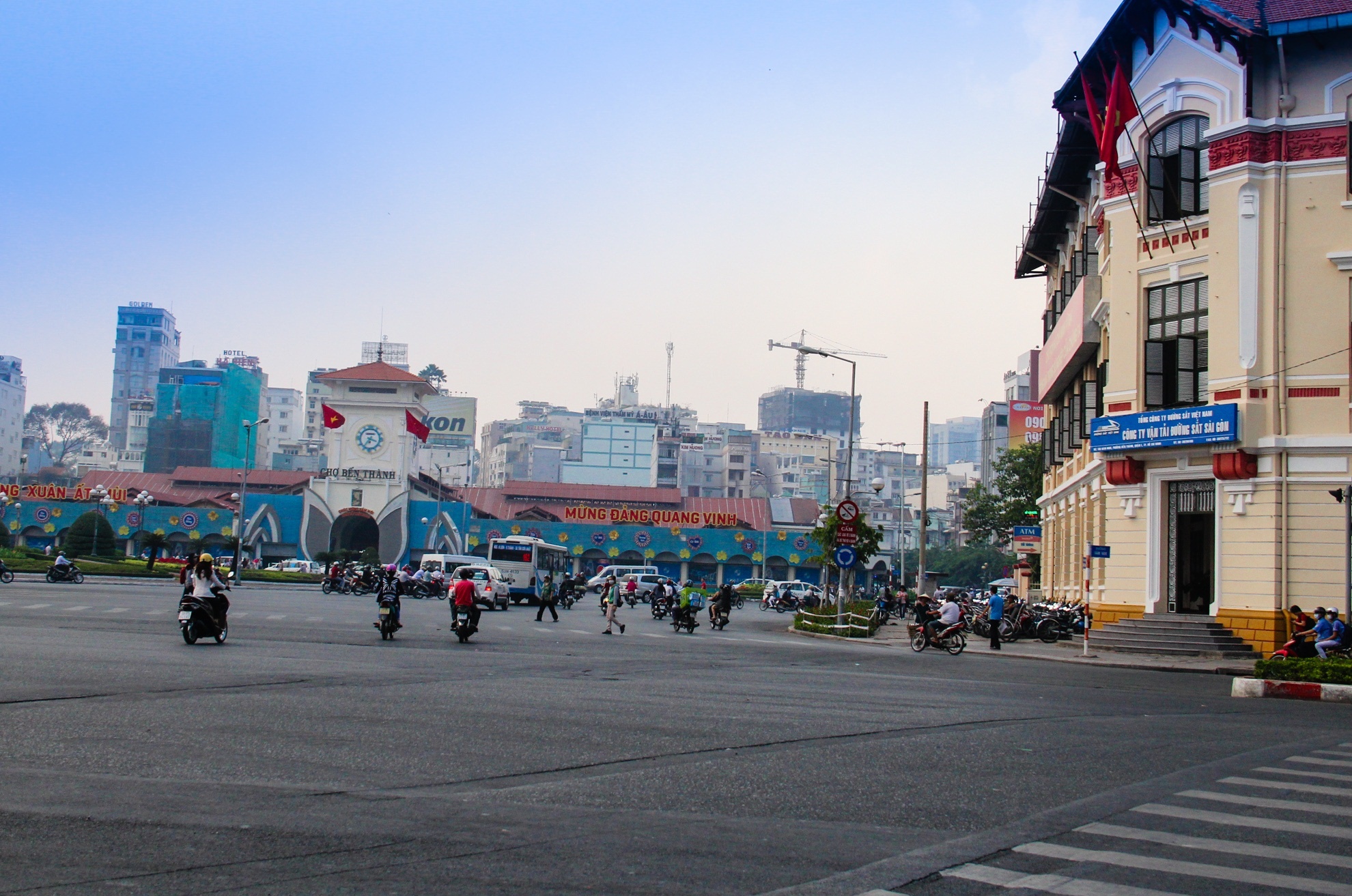 Một góc Bến xe hỏa xa ngày xưa phía trước công viên Diên Hồng. Tòa nhà bên phải nay là Công ty Vận tải đường sắt Việt Nam.