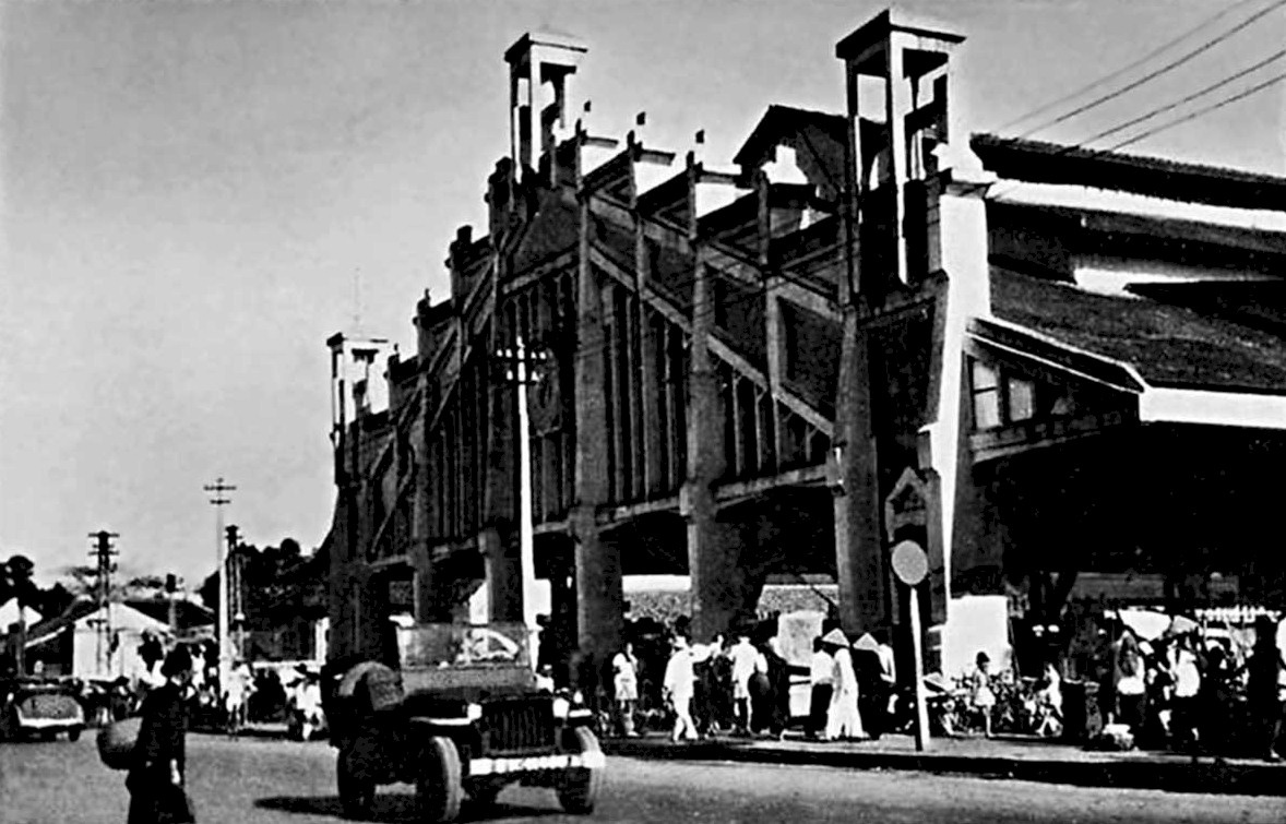 Chợ Tân Định được xây dựng năm 1926 là một trong những ngôi chợ lớn nhất thời bấy giờ với kiến trúc độc đáo. Những năm 60-70 của thế kỷ trước, người uống cà phê sành điệu tới Tân Định để mua cà phê hương vị Pháp: Jean Martin, Meilleur Gout. Hồi đó, những thanh niên trai, gái muốn trọn cho mình những trang phục đúng điệu, hợp thời trang thì không thể thiếu đôi giày đặt làm ở tiệm giày Trinh Shoes trên đường Hai Bà Trưng (con đường chính của Tân Định).