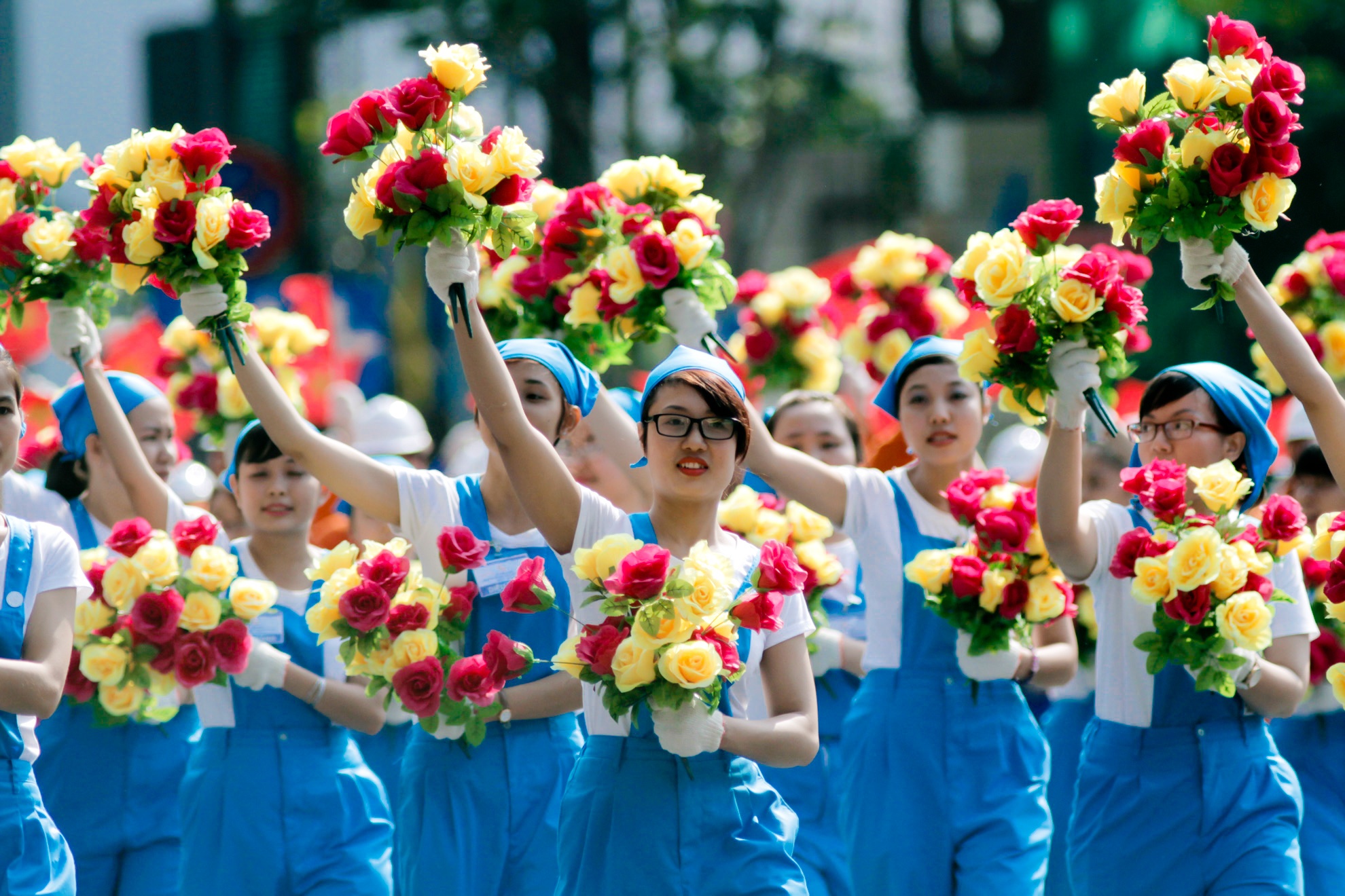 Nhung bong hong trong le dieu binh ky niem 30/4 hinh anh