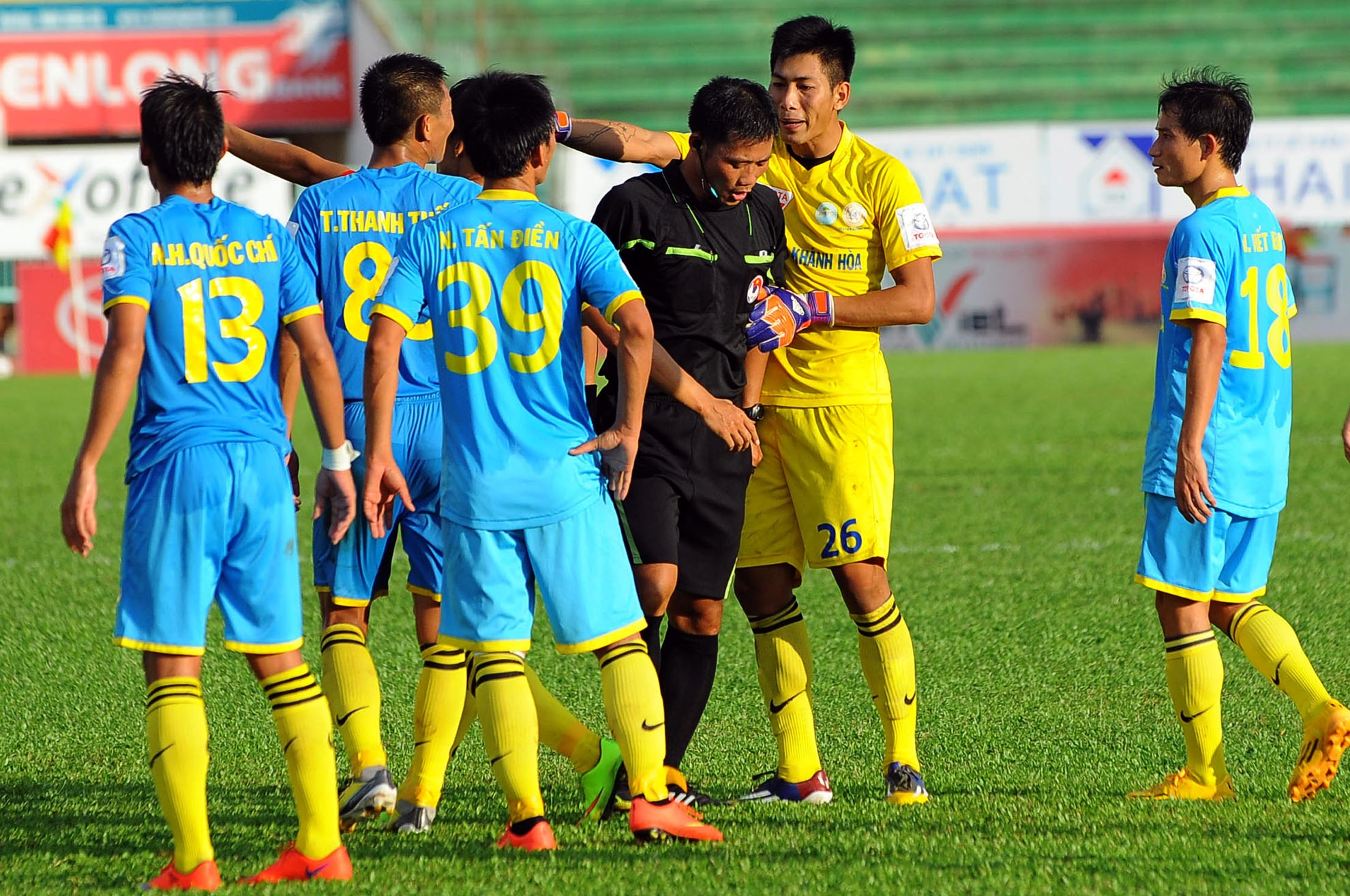 Cau thu Khanh Hoa vay trong tai sau tran thua DTLA hinh anh