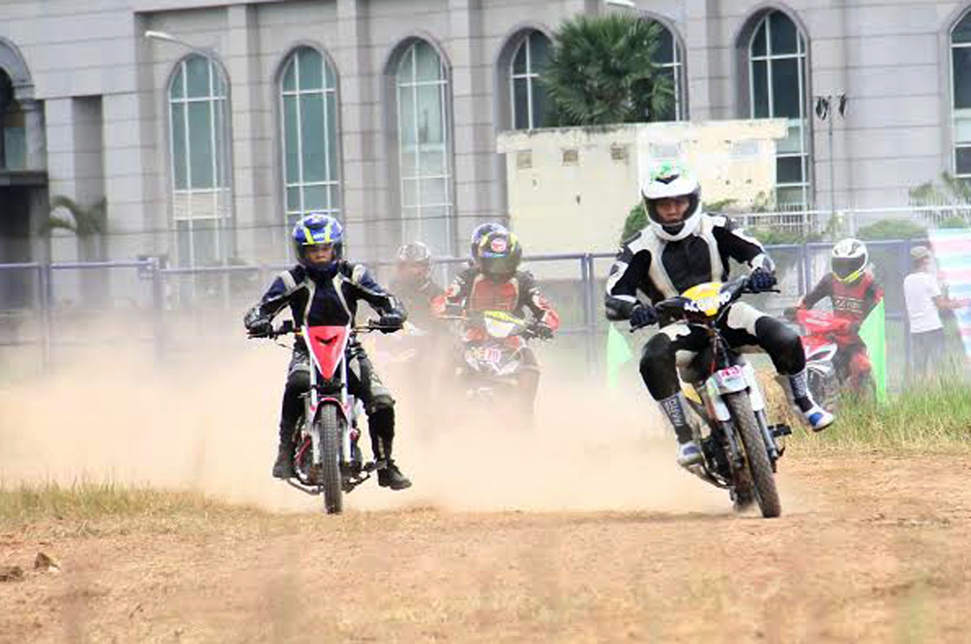 Khoi tranh giai dua xe moto duong dat lon nhat tai Sai Gon hinh anh