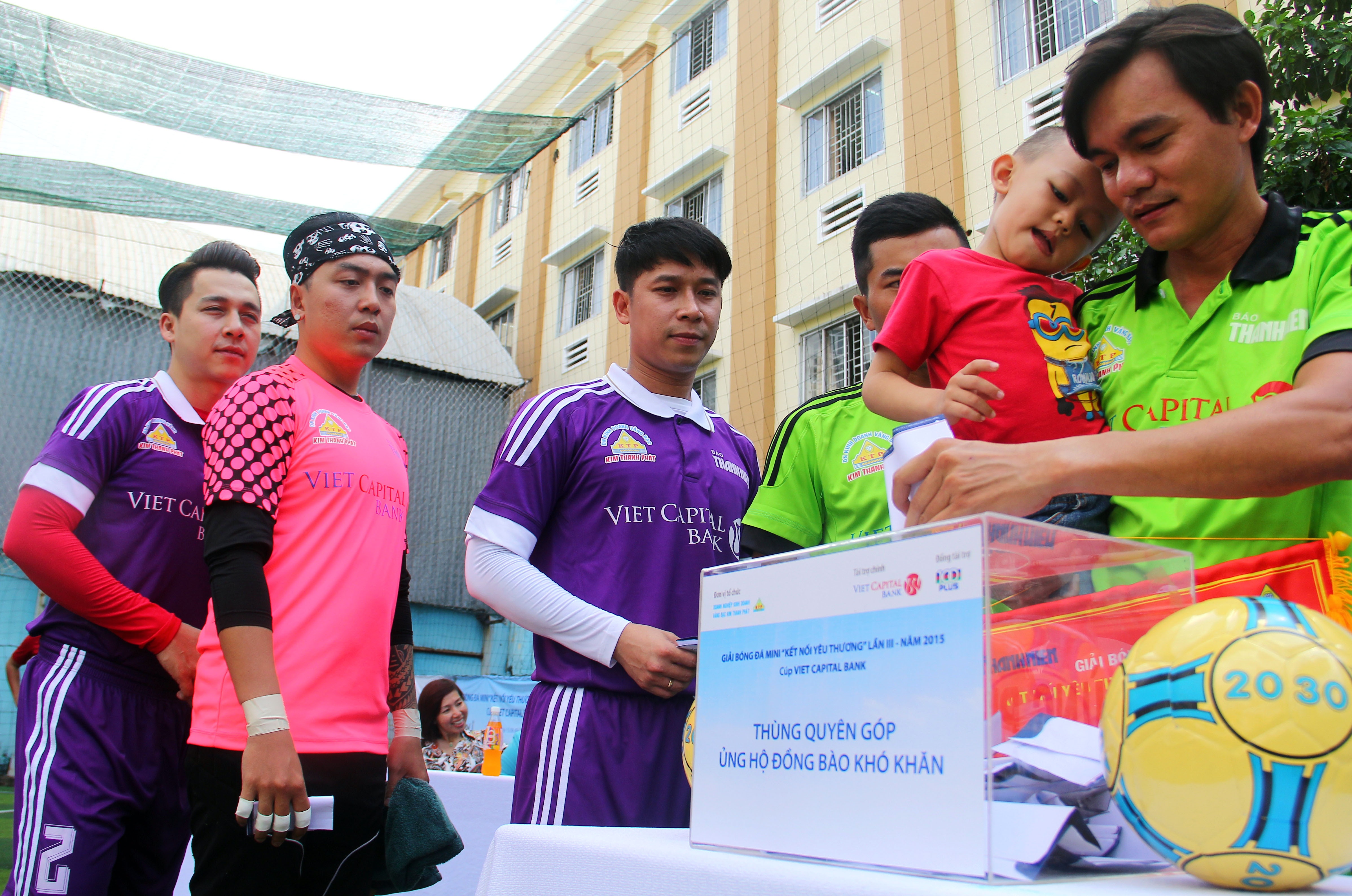 Ong Cao Thang, Le Hoang da bong tiep suc hoc sinh ngheo hinh anh