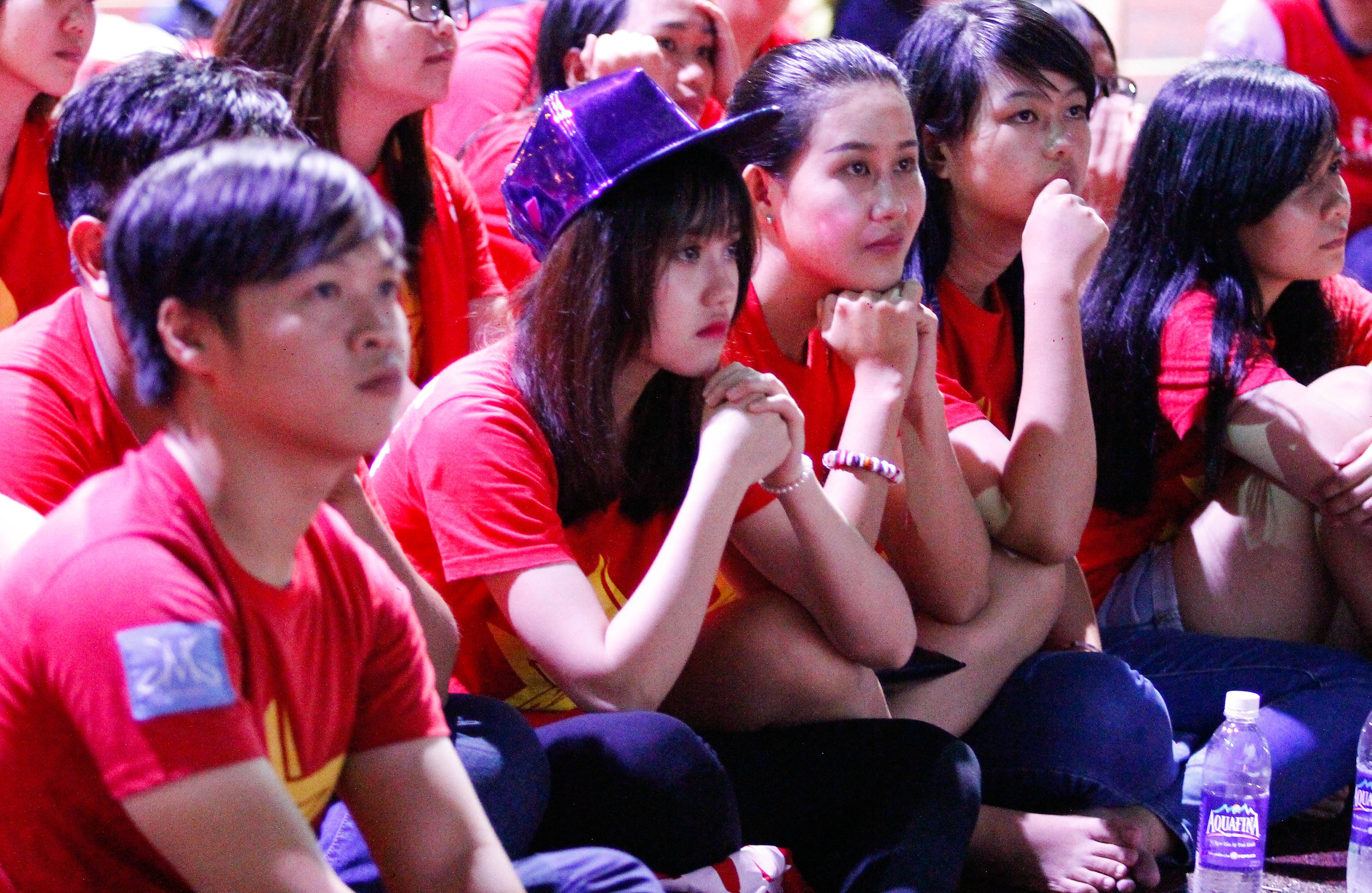 Fan nu Sai Gon buon ba vi tran thua cua U19 Viet Nam hinh anh