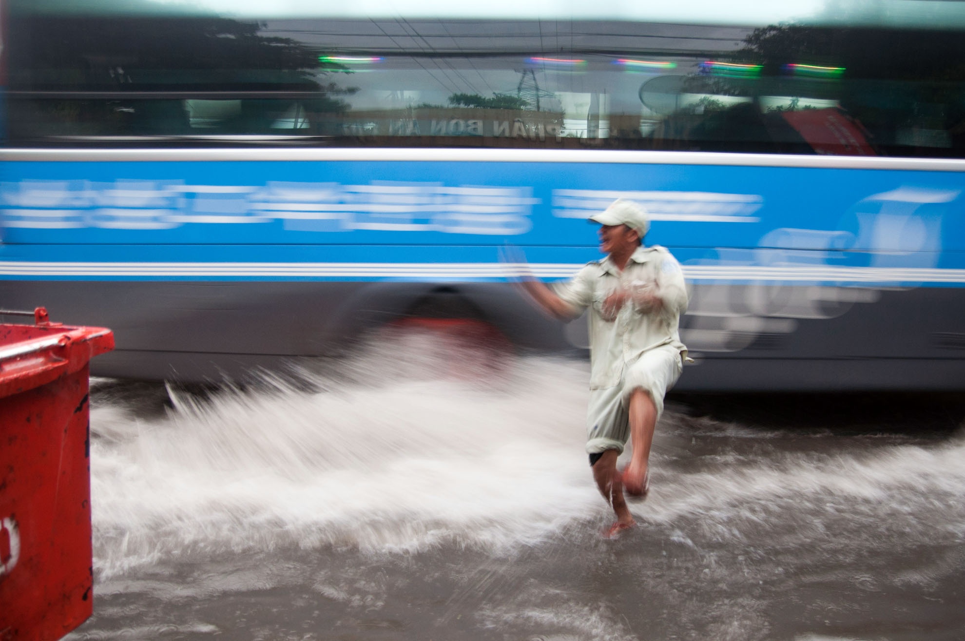 Nguoi dan Sai Gon danh vat voi mua ngap hinh anh