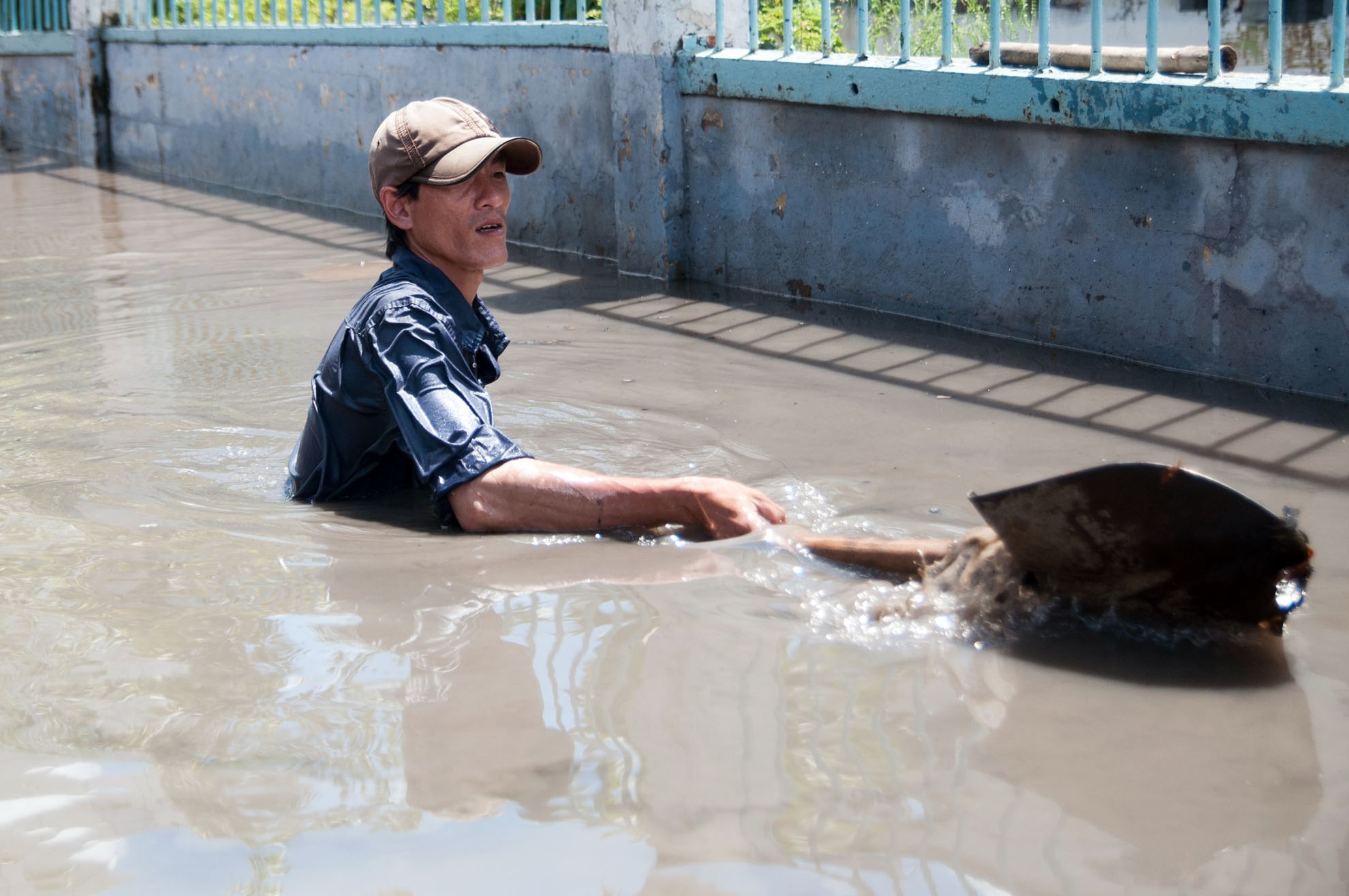 Nuoc ngap nua nguoi giua trua nang o Sai Gon hinh anh