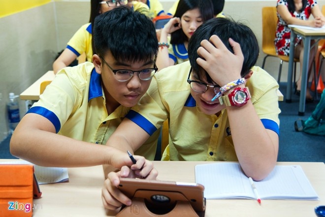 Hoc sinh Sai Gon dung may tinh bang hoc bai trong lop hinh anh