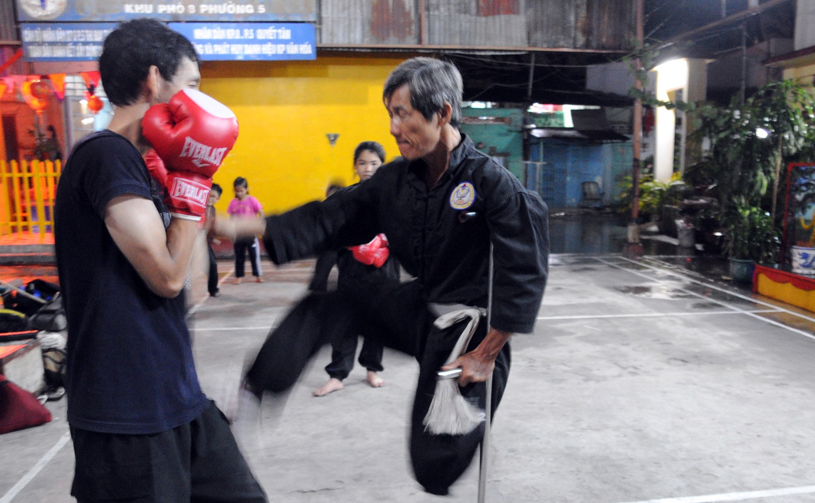 Vo su mot chan tung chuong tren san tap hinh anh